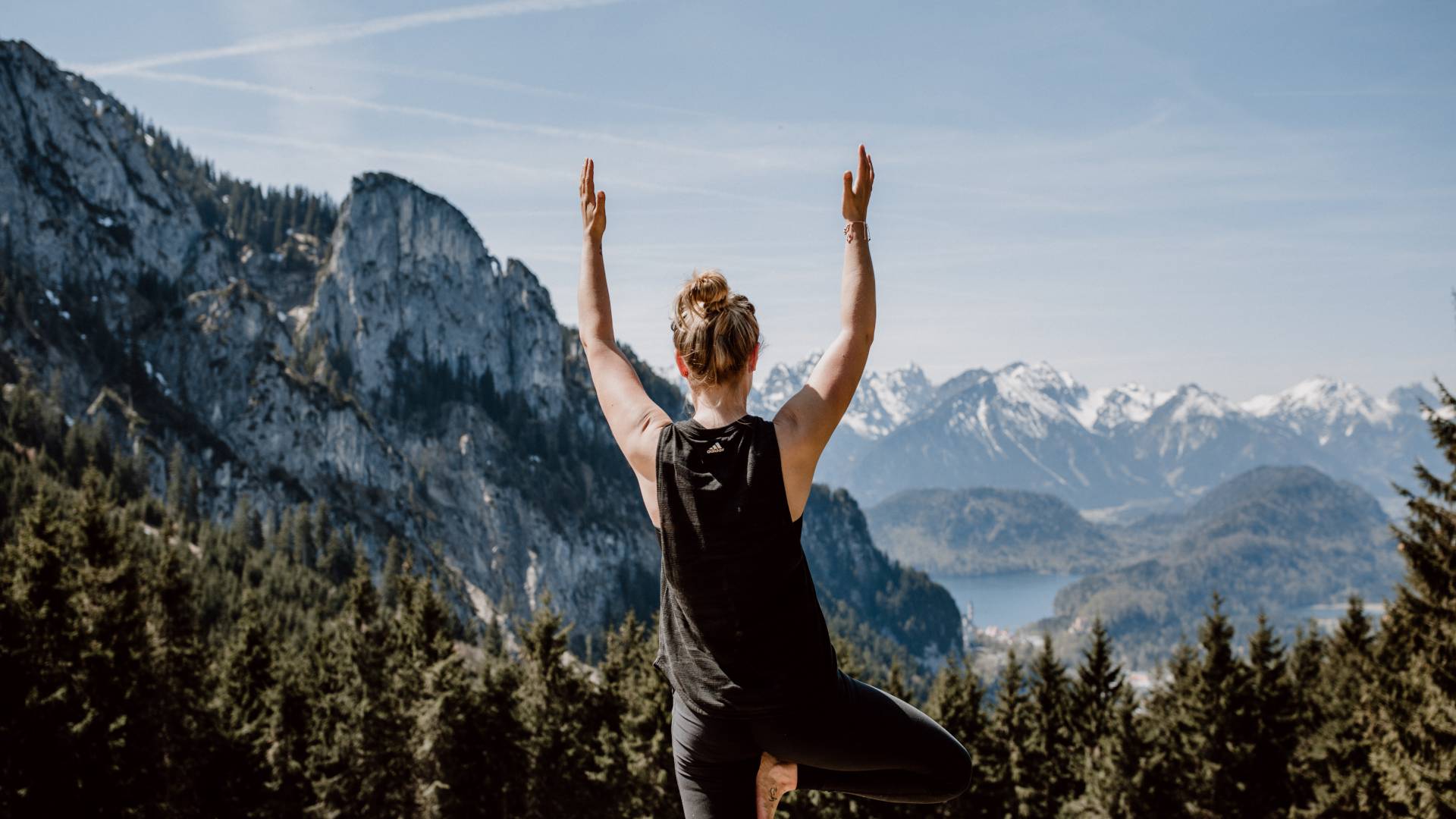 Yoga in den Bergen - Frau macht Yoga mit Bergblick
