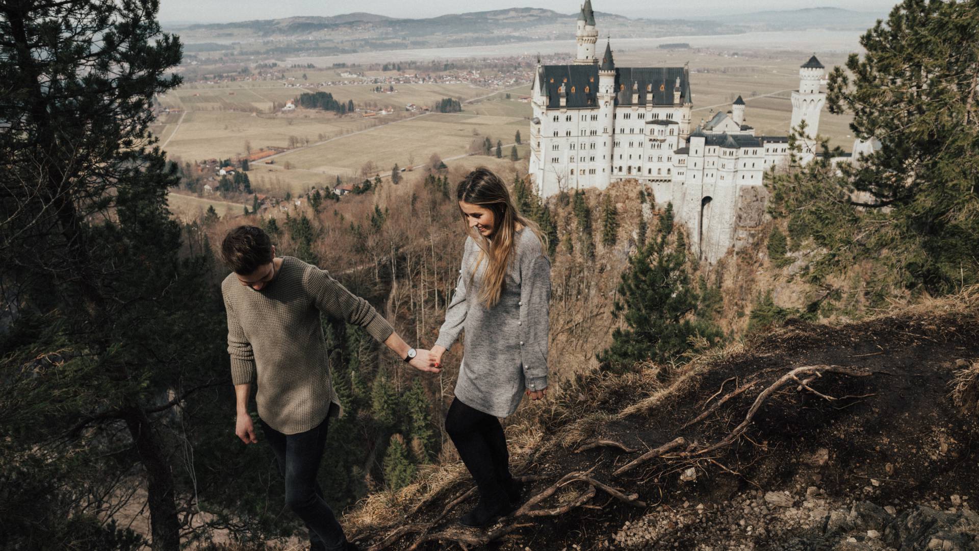 Casal romântico no castelo Neuschwanstein