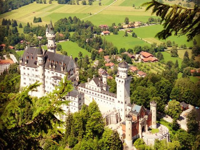 Schloss Neuschwanstein im Sommer von oben