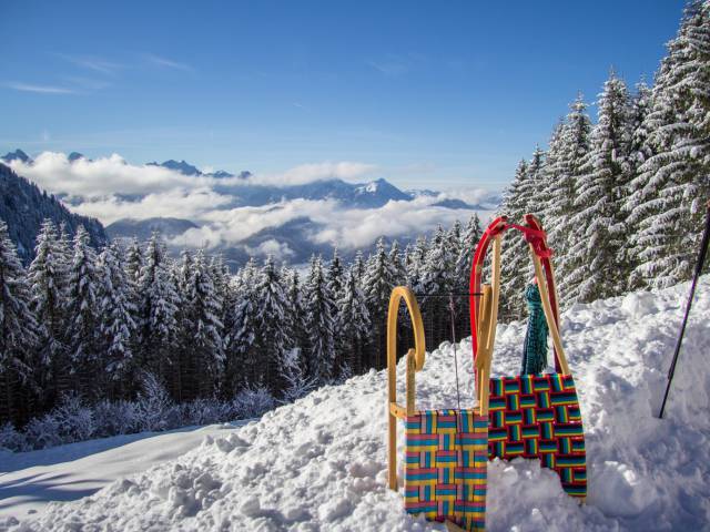 Winterurlaub im Allgäu - Rodeln mit Talblick