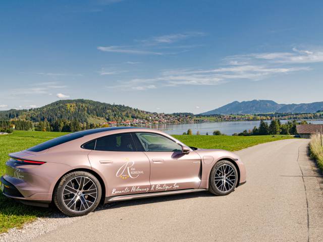 E-Porsche am Bergsee der Alpen