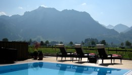 Pool mit Blick auf Schloss Neuschwanstein