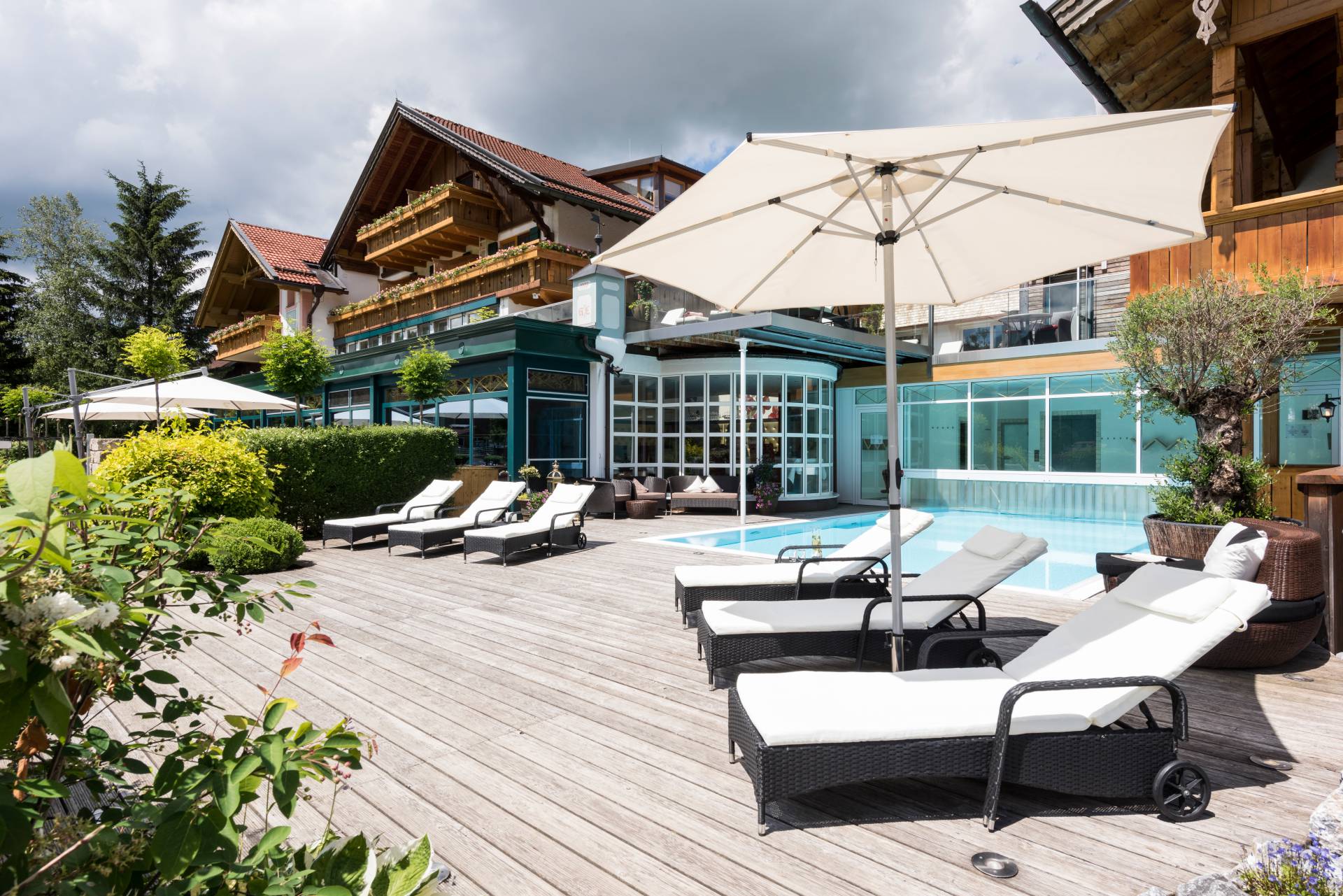 Außenpool mit Ruheliegen im Hotel Rübezahl in Schwangau bei Füssen