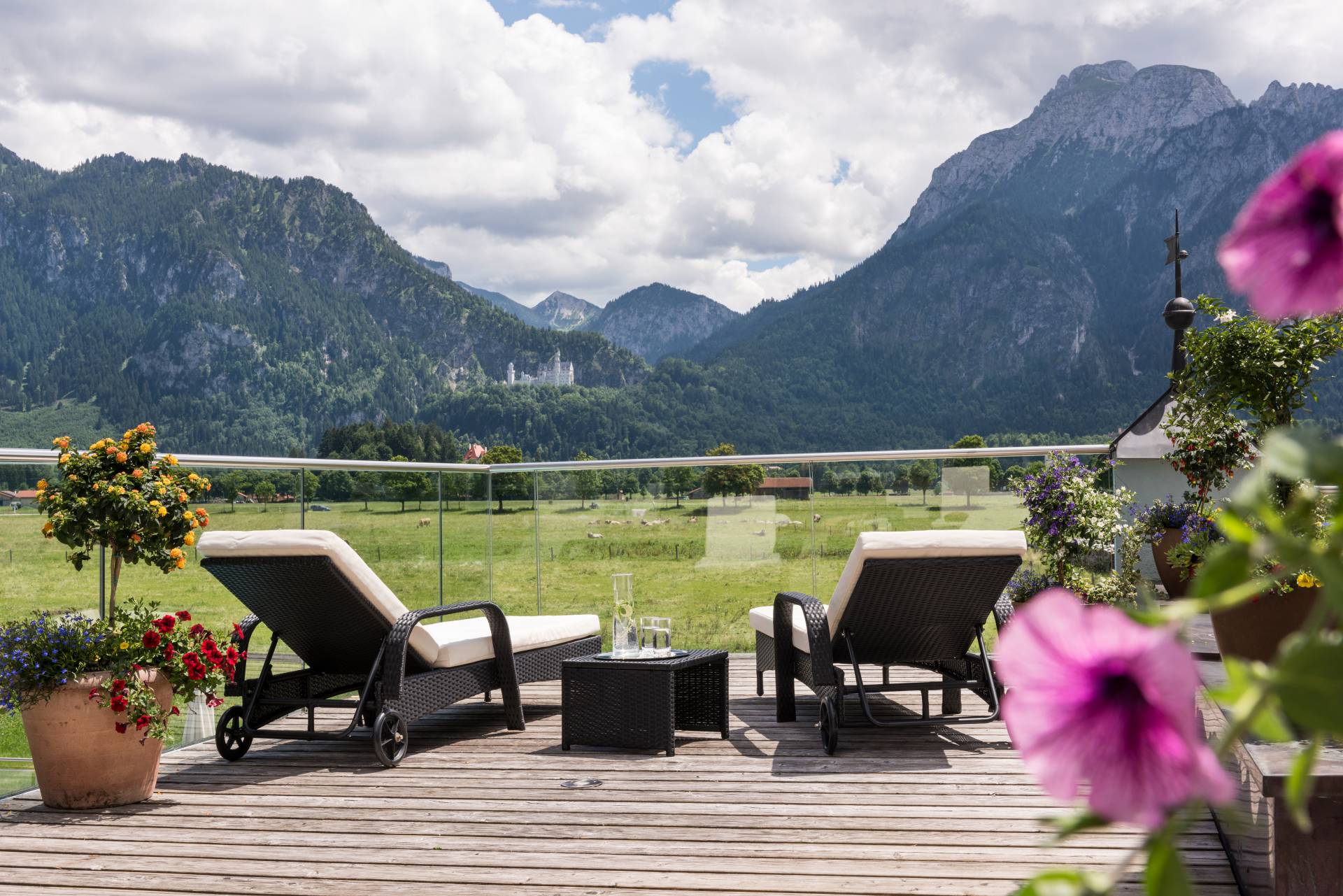 Gemütliche Ruheliegen mit Blick auf das Schloss Neuschwanstein