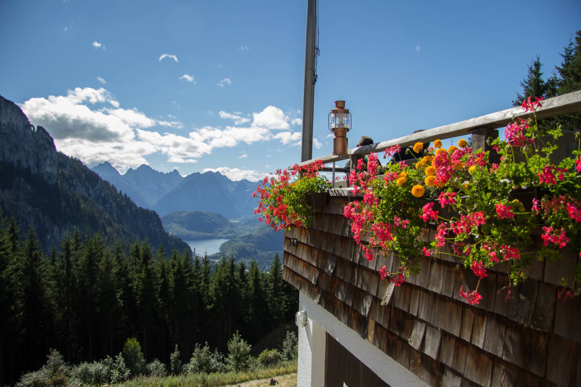 Blick ins Tal von der Berghütte am Tegelberg