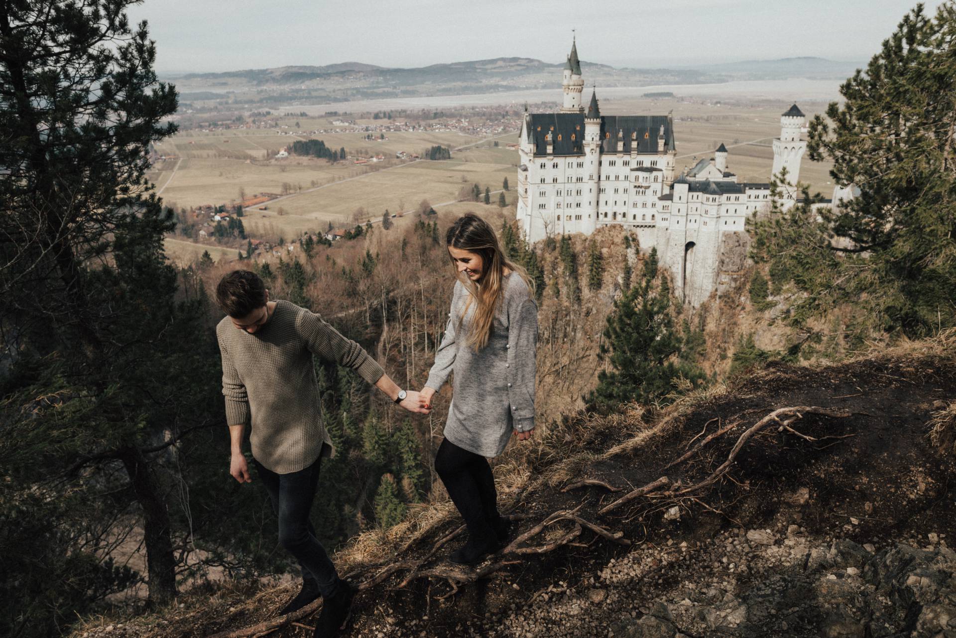 Paar beim spazieren am Schloss Neuschwanstein