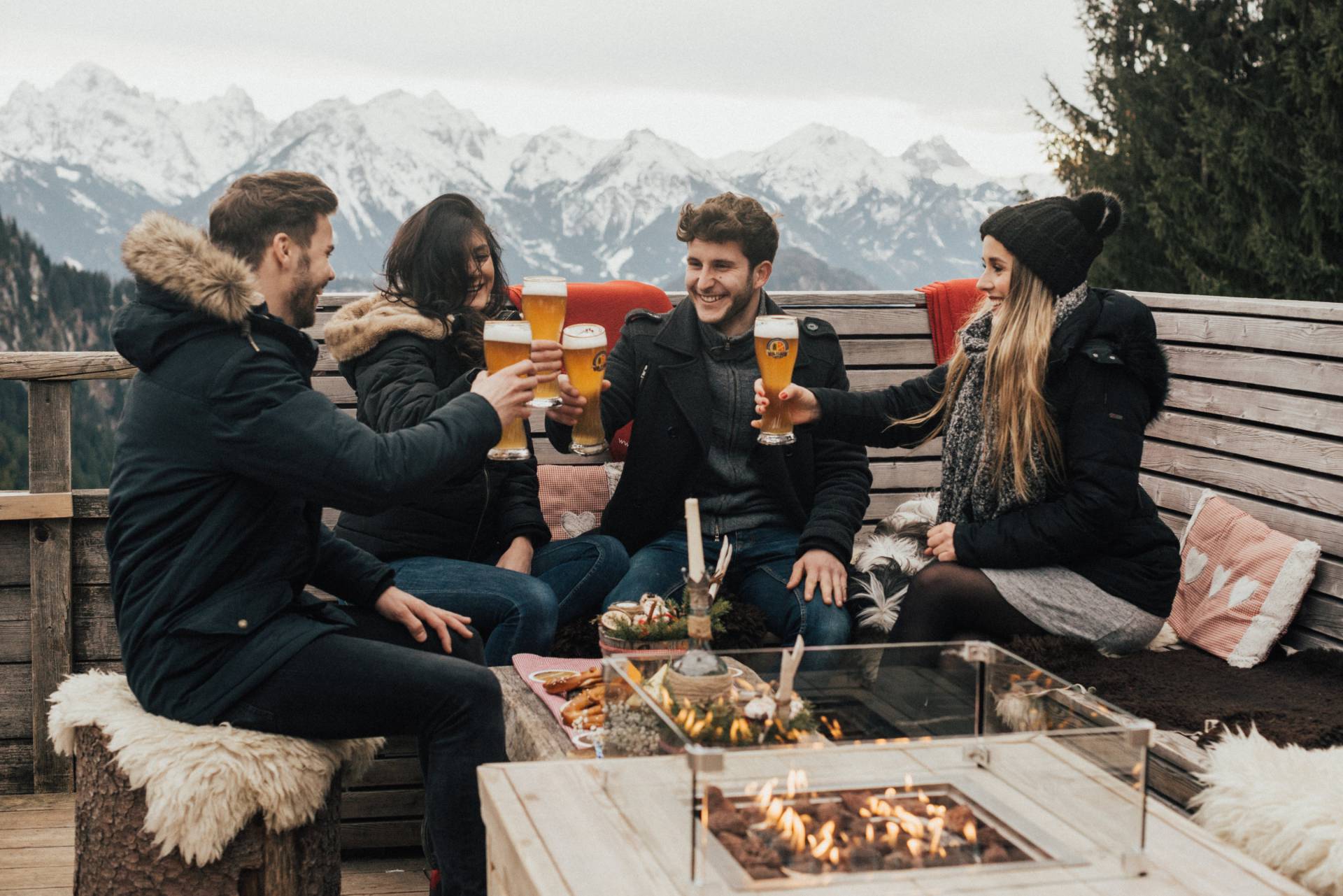 Personen bei Jause auf der Rohrkopfhütte am Tegelberg