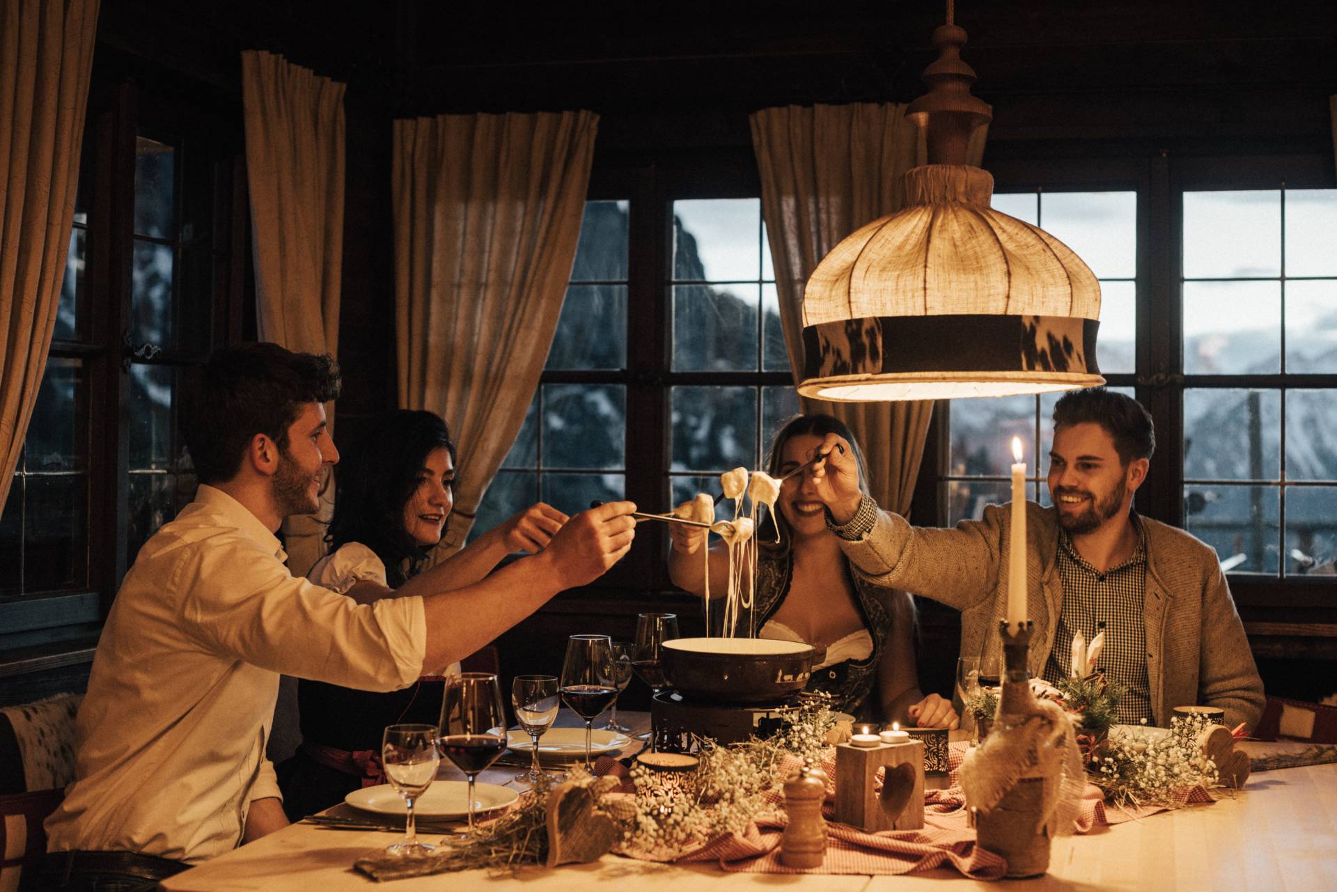 Fondue Abend mit Freunden auf der Berghütte am Tegelberg