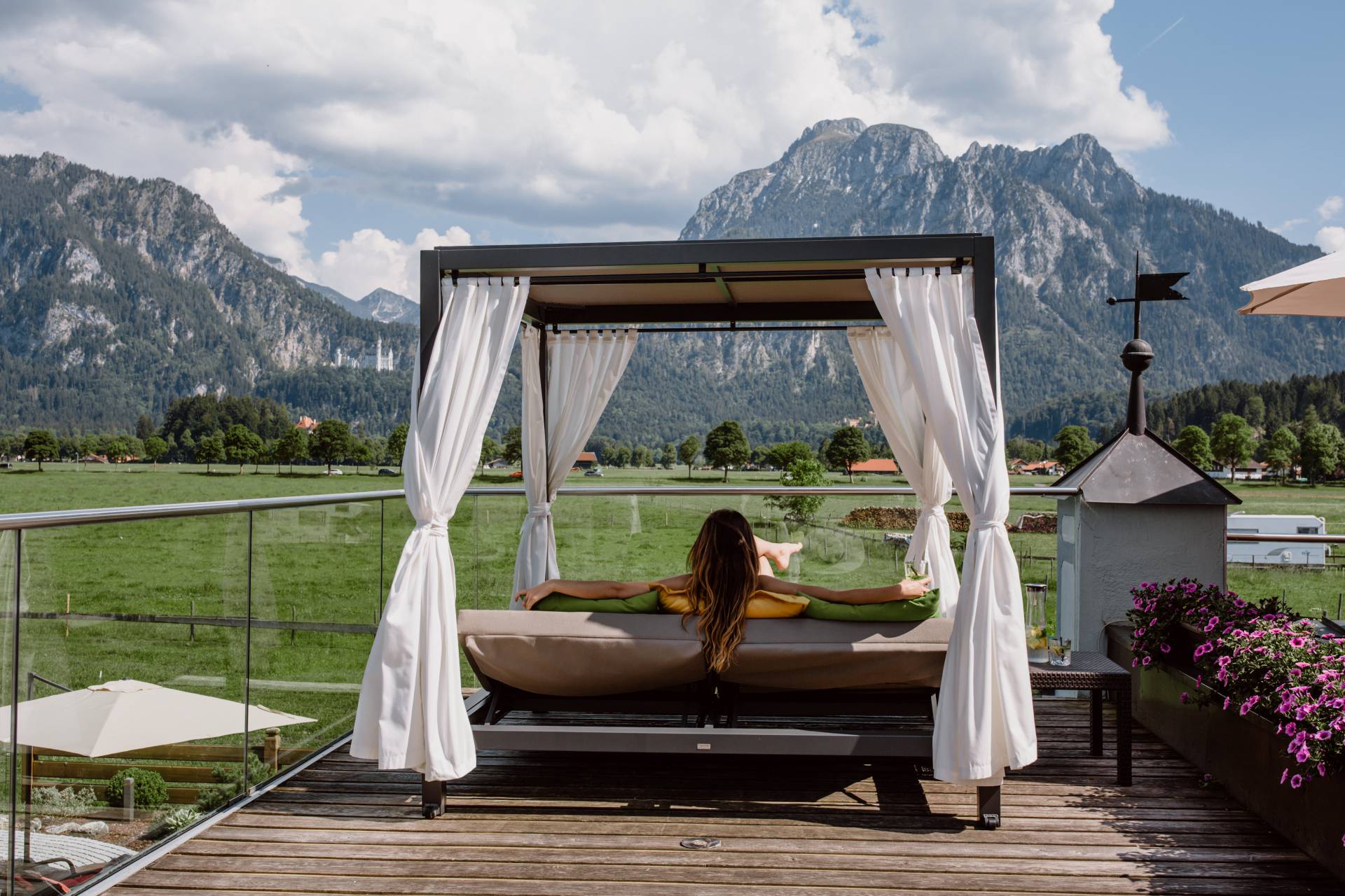 Hotel Terrasse mit Blick auf Neuschwanstein in Schwangau