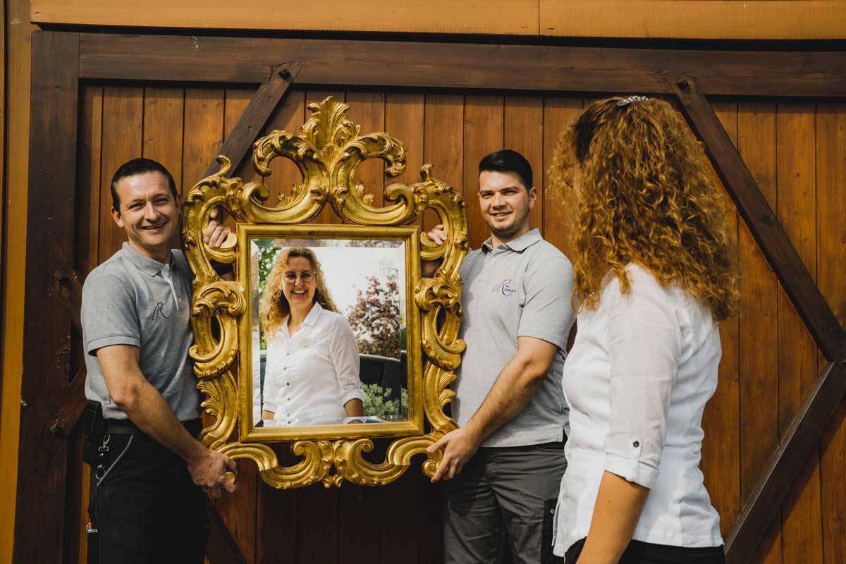 Hotelpersonal beim Fotoshooting im Freien