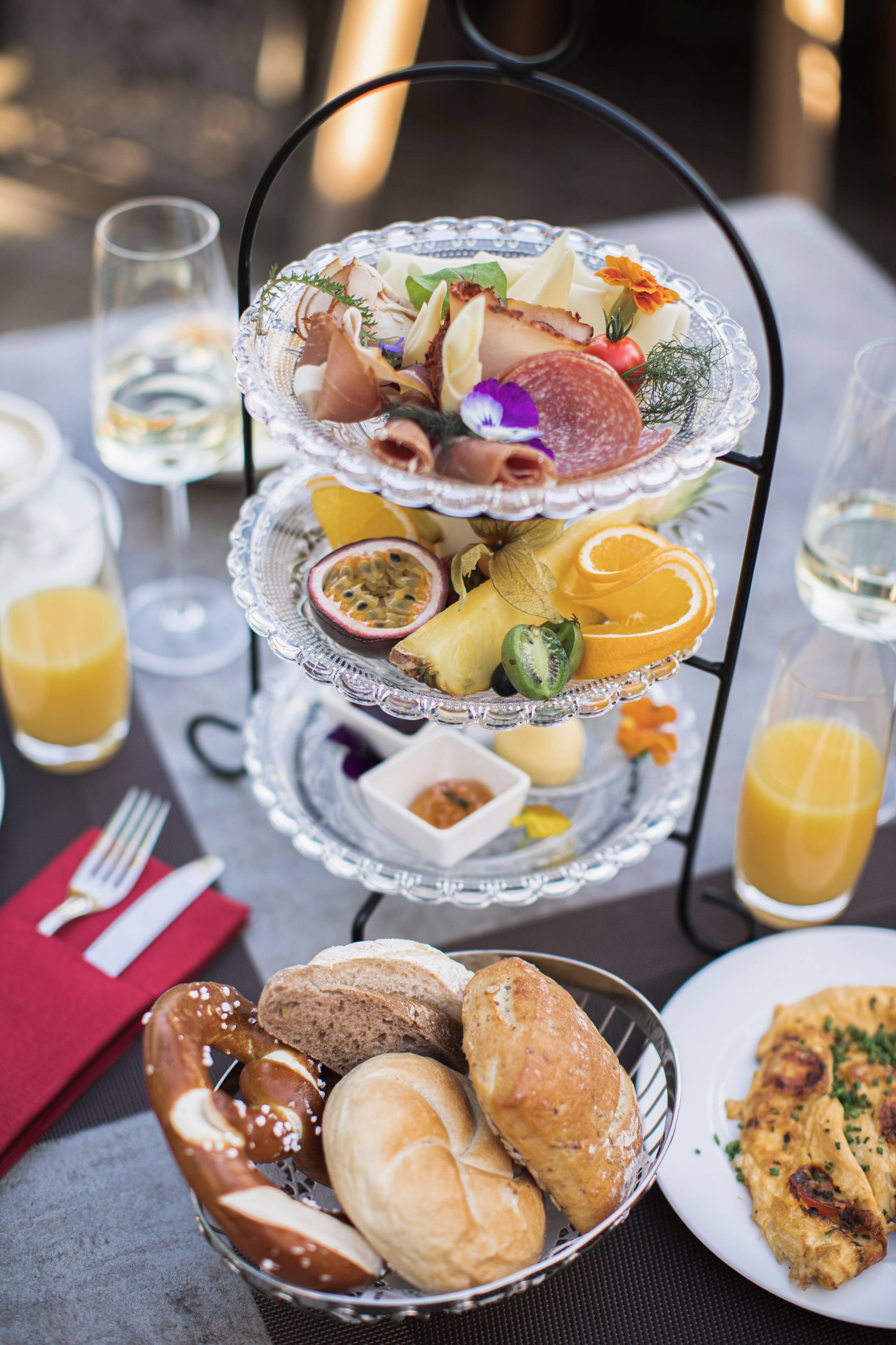 Frühstücks Etagere mit Obst und Brötchen 