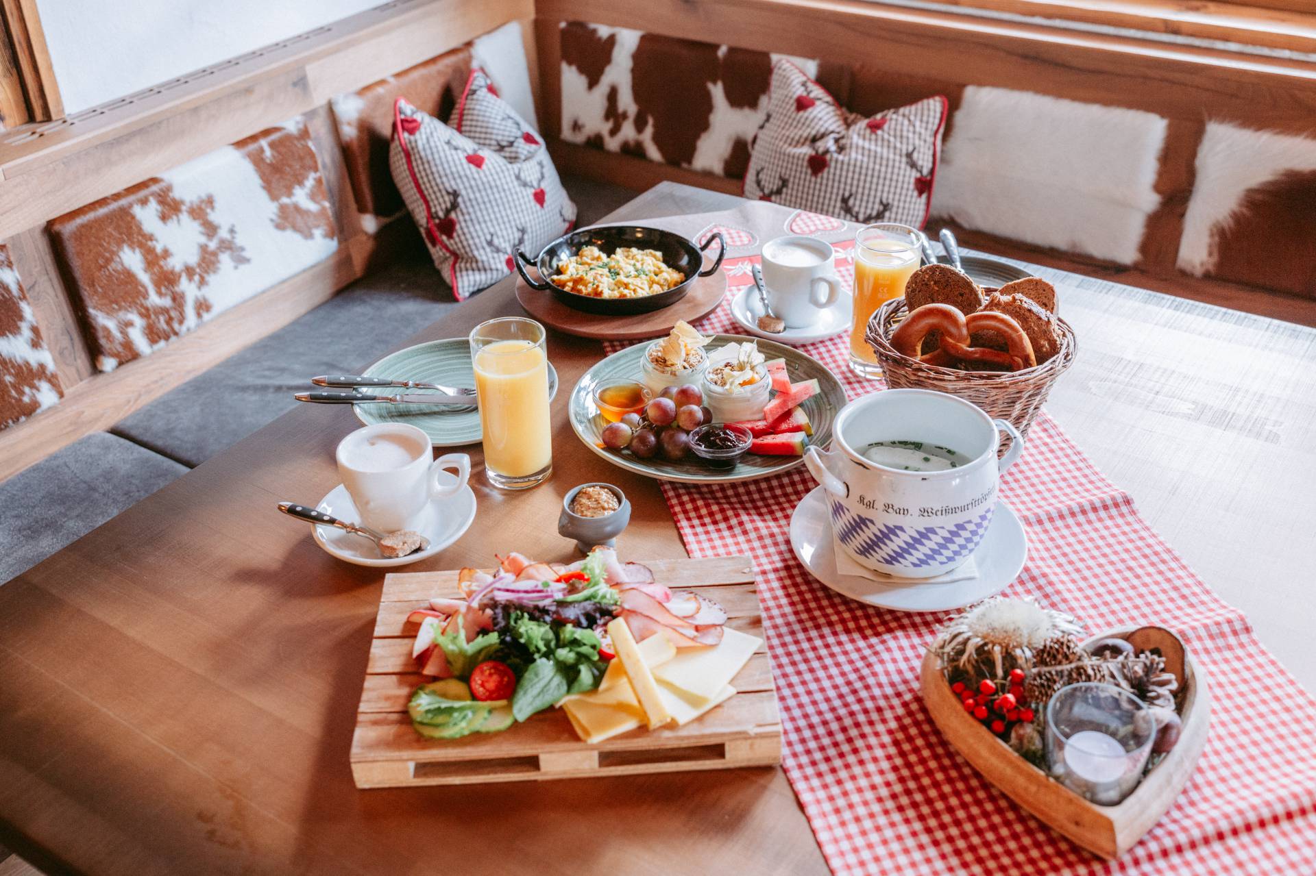 Frühstückstisch in der Rohrkopfhütte am Tegelberg