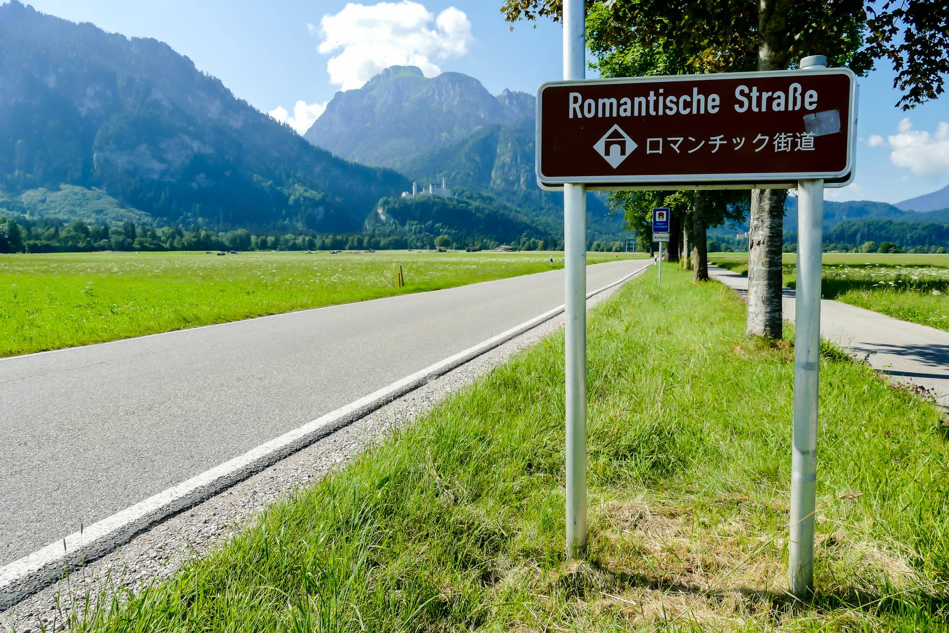 Straßenschild Romantische Straße im Allgäu