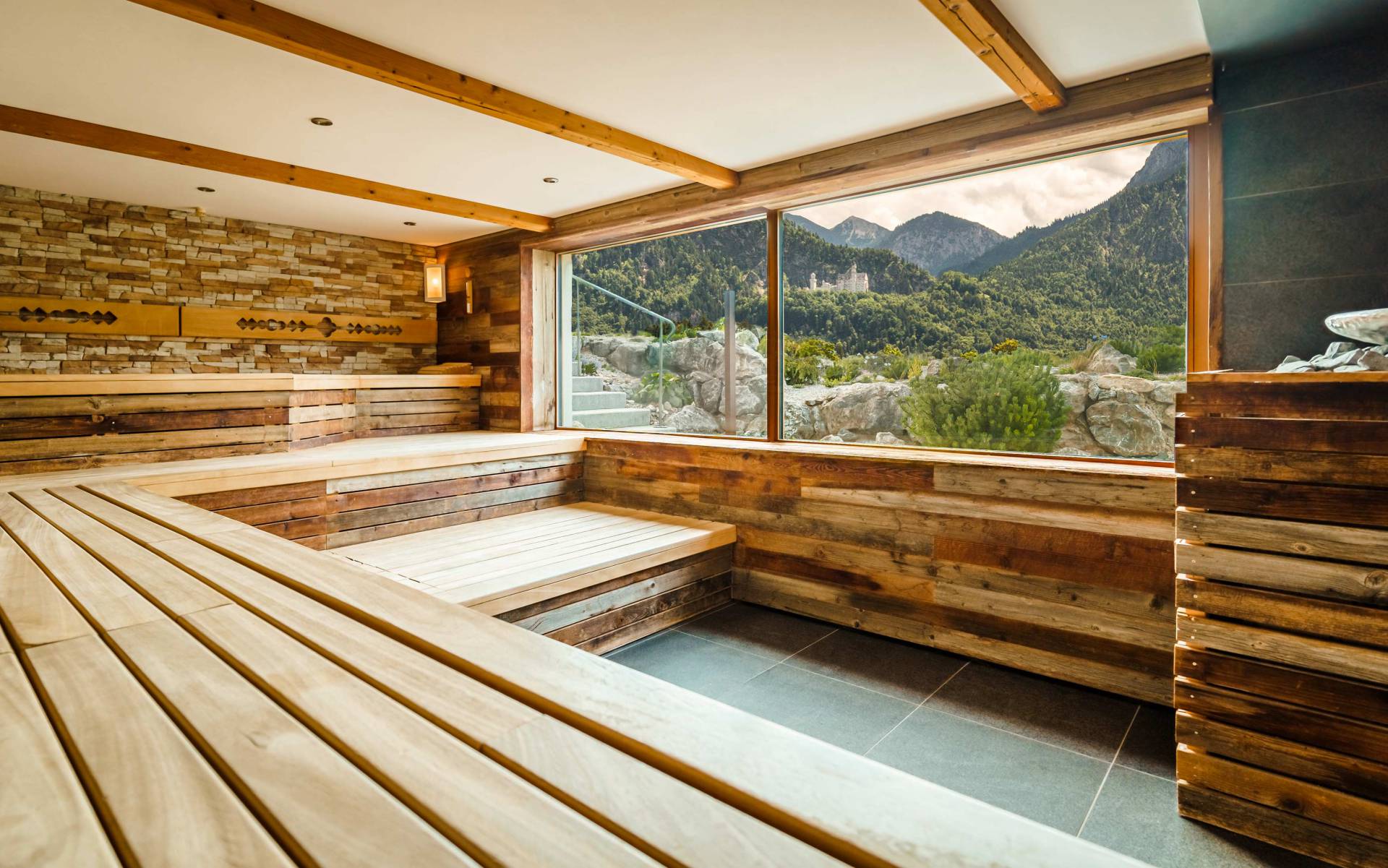 Wellness-Sauna mit Panorama Blick auf Schloss Neuschwanstein