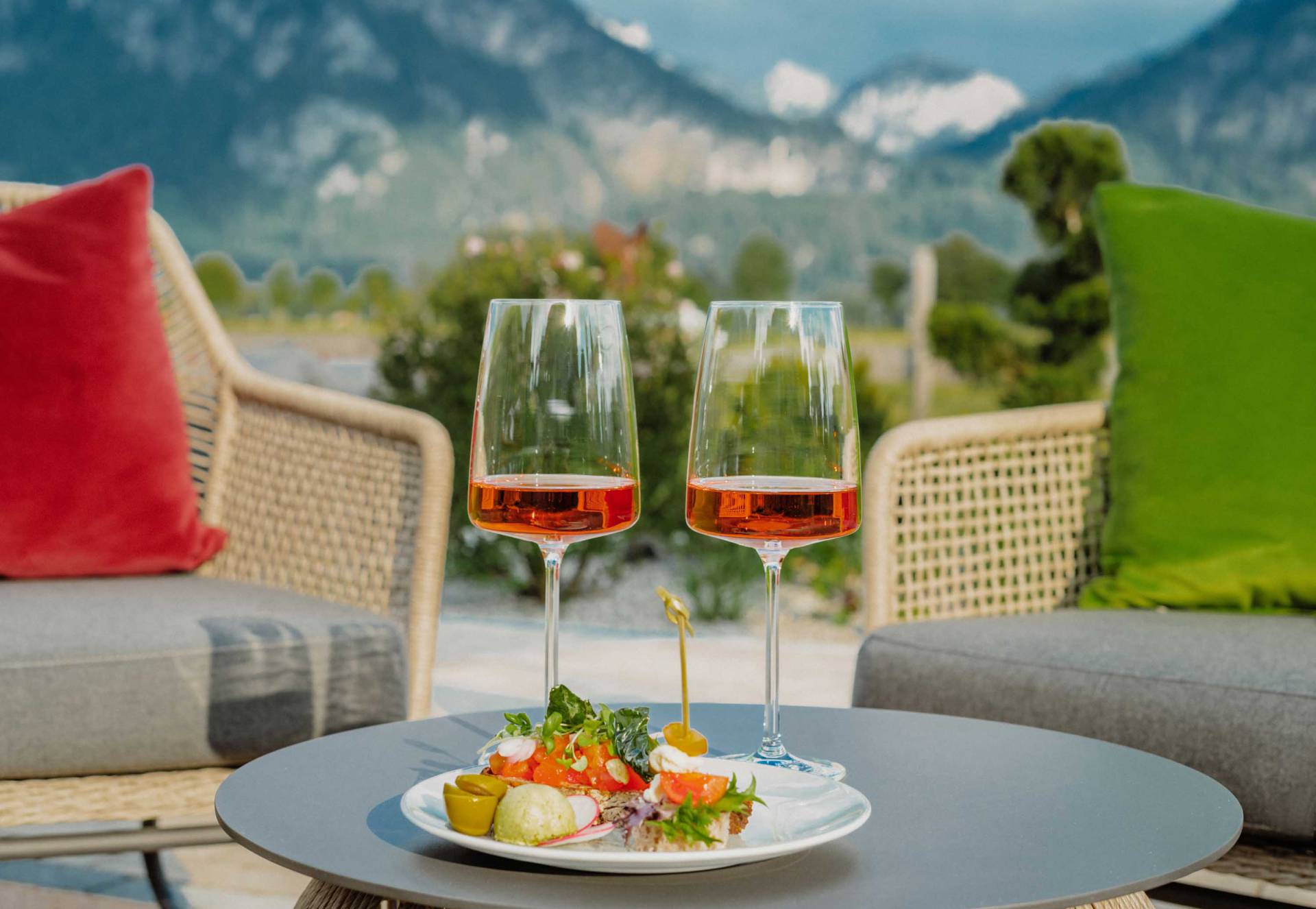 Wein und Snacks im Rübezahl Garten mit Blick auf Neuschwanstein