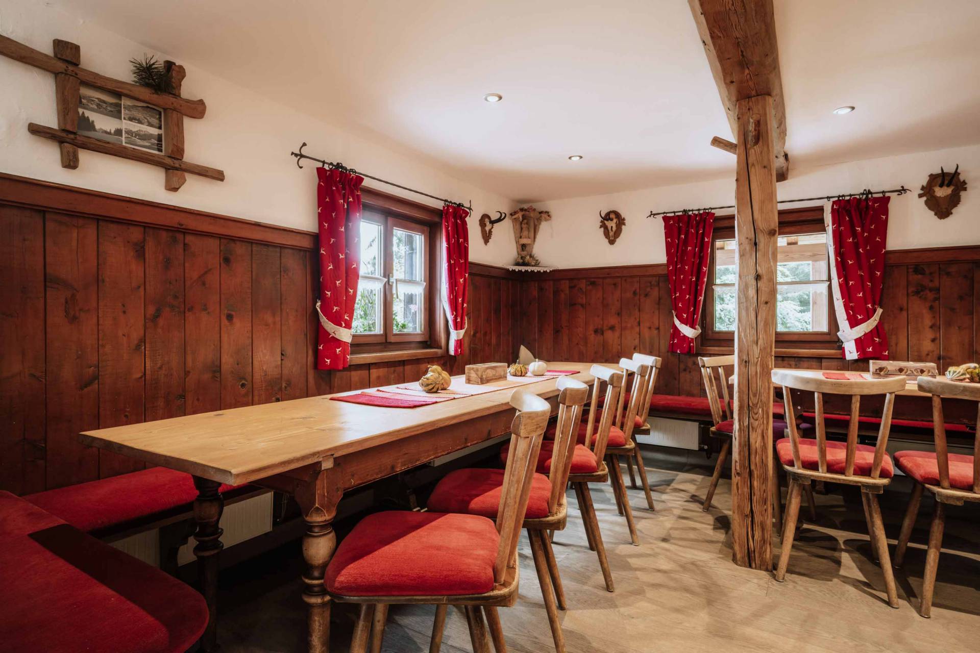 Große Stube der Edelsberghütte in Pfronten
