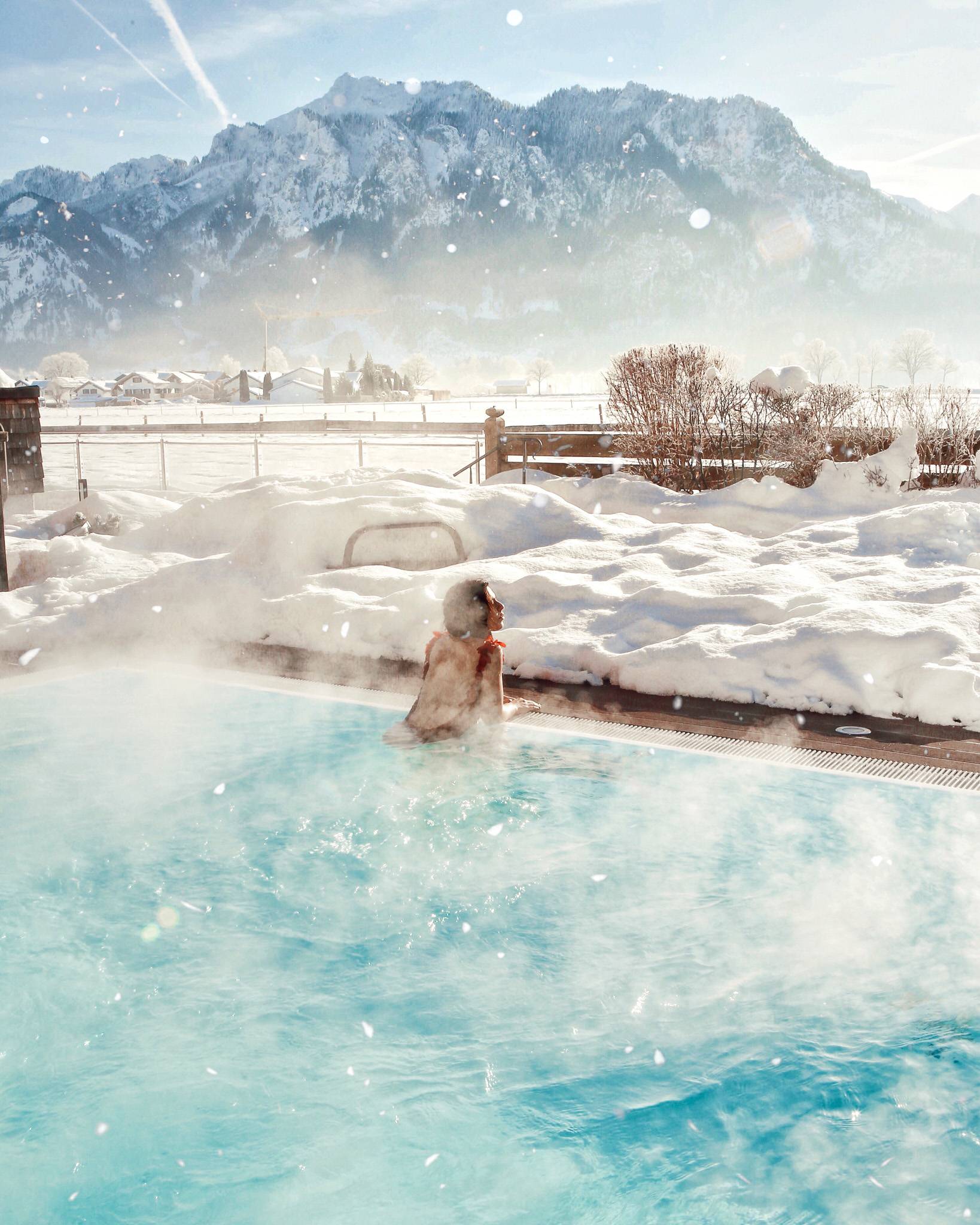 Pool mit Aussicht auf die Allgäuer Berge