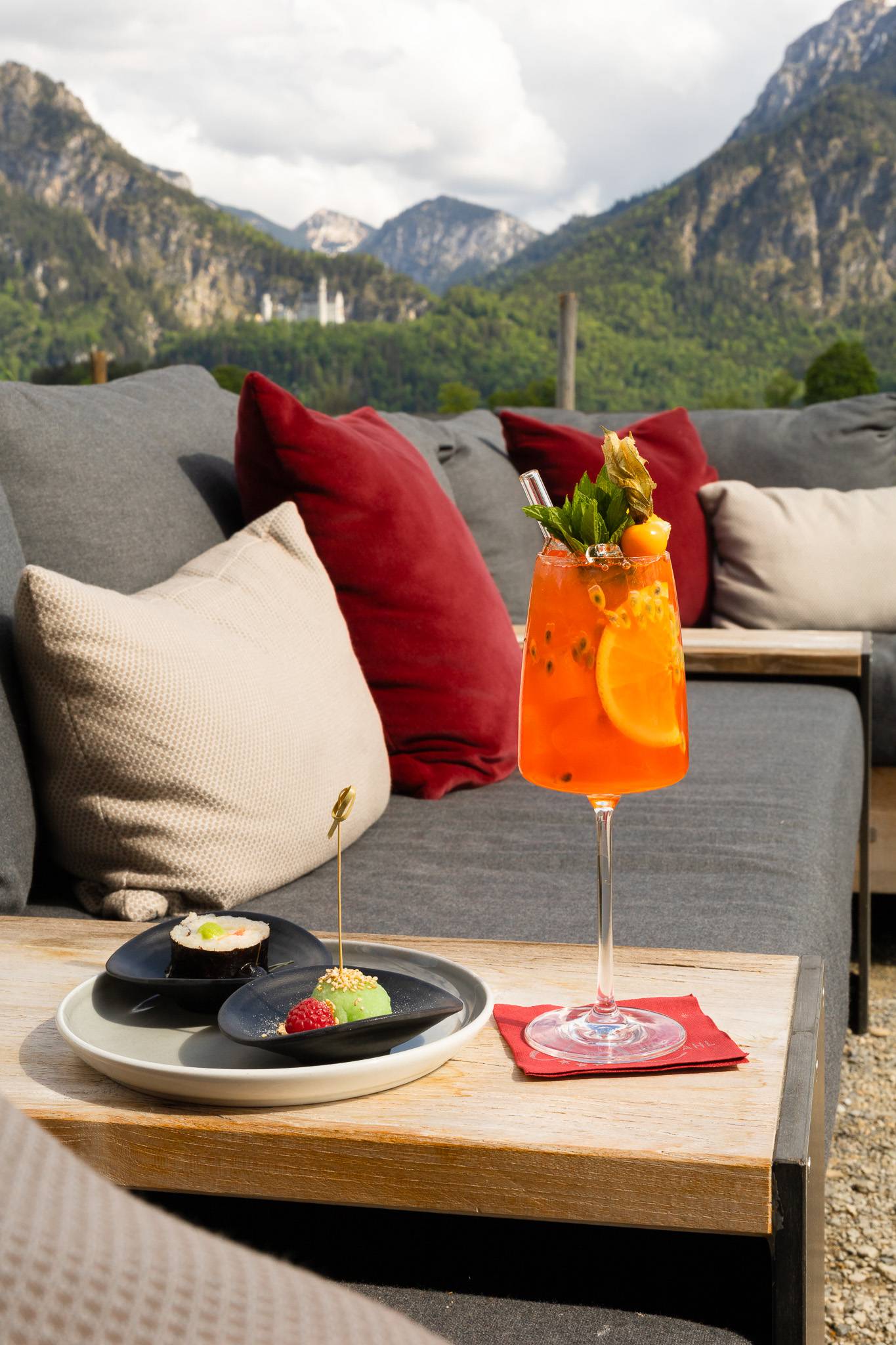 Cocktail mit Bergblick bei Füssen