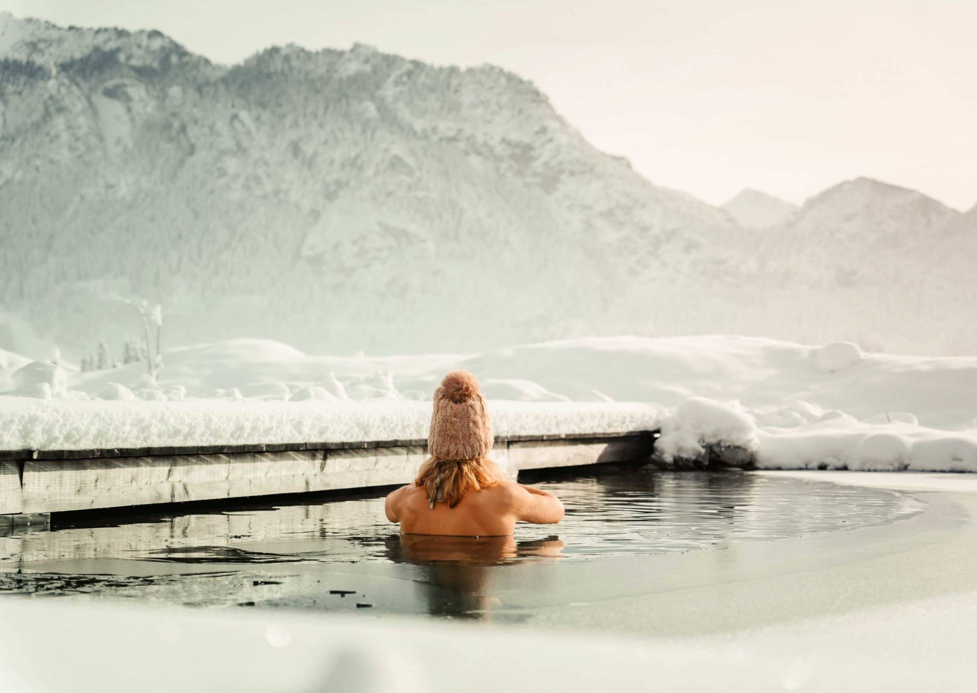 Eisbaden im Hotel mit Blick auf Neuschwanstein und Berge