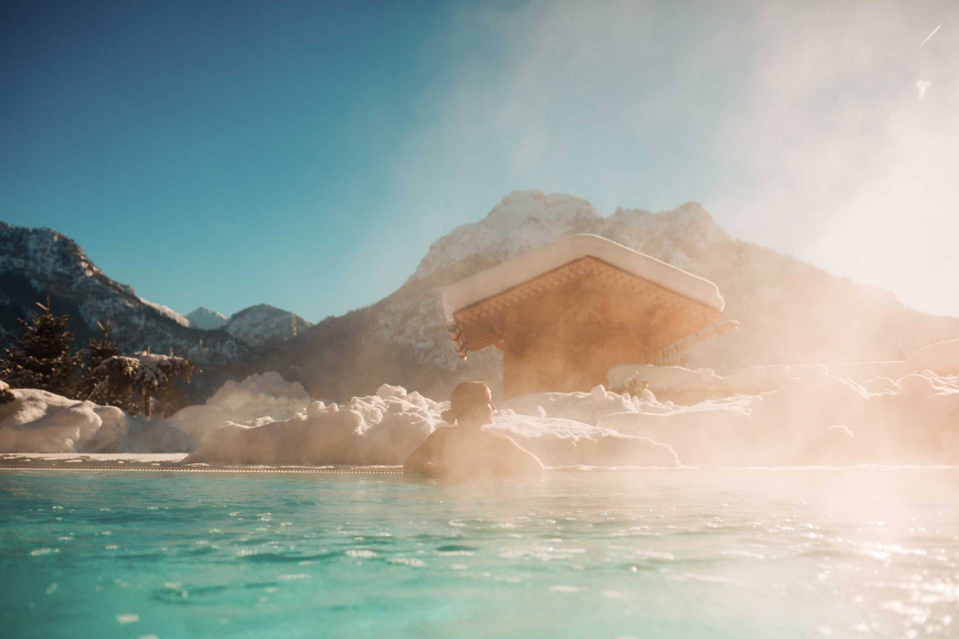Warmer Außenpool mit Panorama auf Berge und Schloss Neuschwanstein
