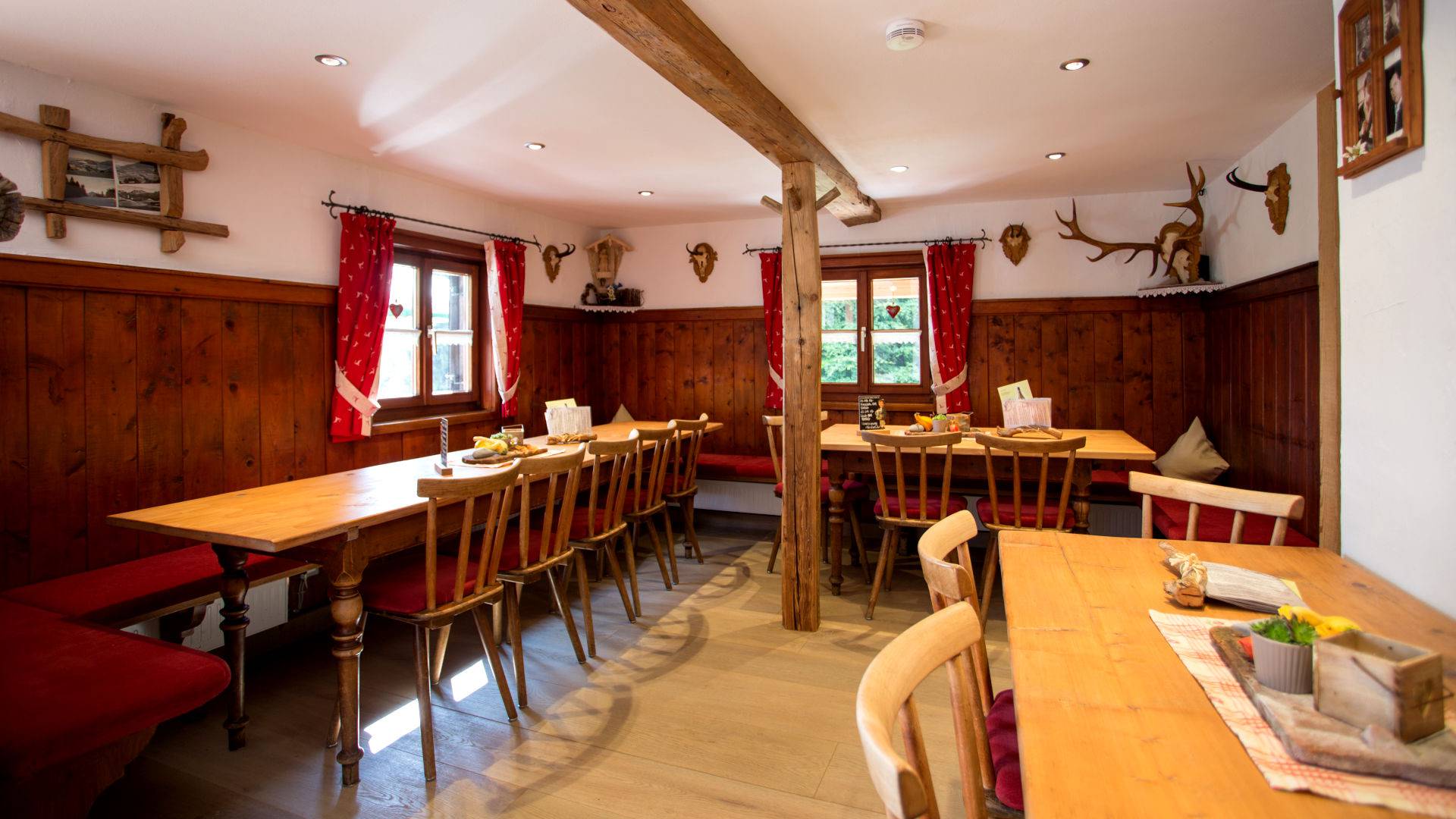 Stube der Edelsberghütte in Pfronten