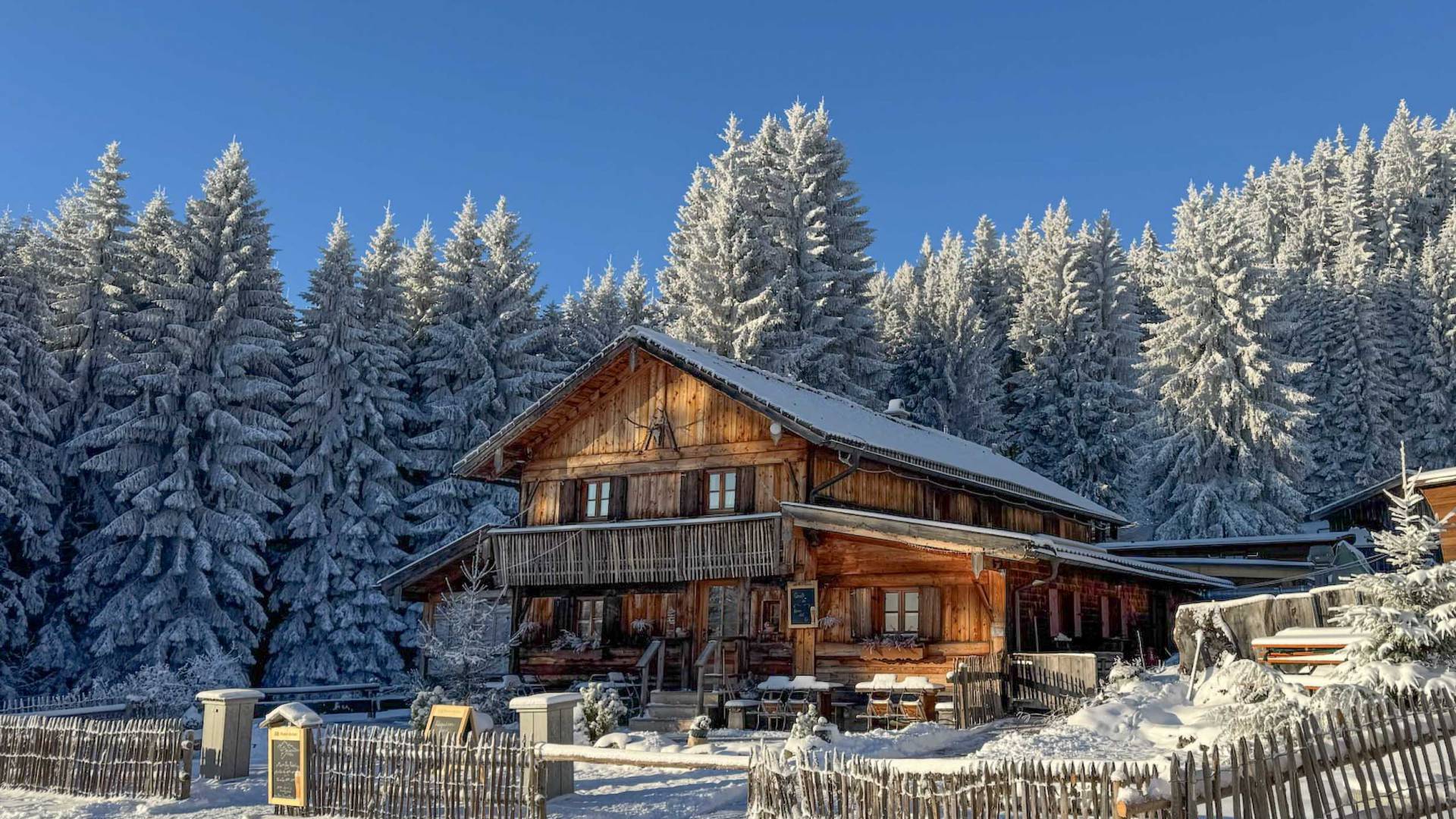 Berghütte in Pfronten im Winter mit Schnee