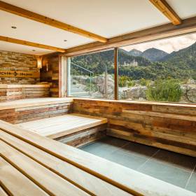 Wellness-Sauna mit Panorama Blick auf Schloss Neuschwanstein