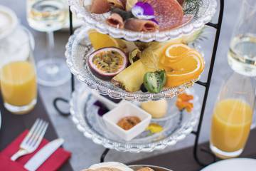 Frühstücks Etagere mit Obst und Brötchen 
