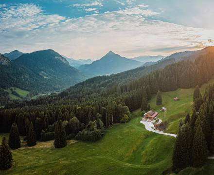 Blick auf die Berge und Edelberg Hütte in Pfronten Allgäu