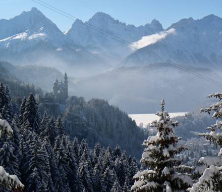 Hotel mit Blick auf Schloss Neuschwanstein in Winterlandschaft