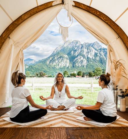 Yoga Retreat im Allgäu - Frauen beim Meditieren in Zelt