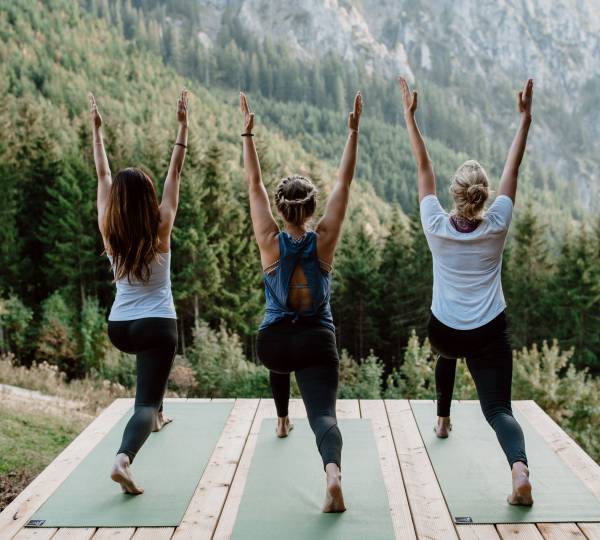 Yoga Retreat im Allgäu - Frauen machen Yoga im Wald
