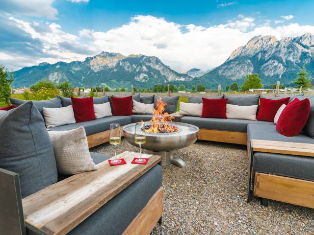 Feuerstelle im Wellnesshotel mit Blick auf Neuschwanstein