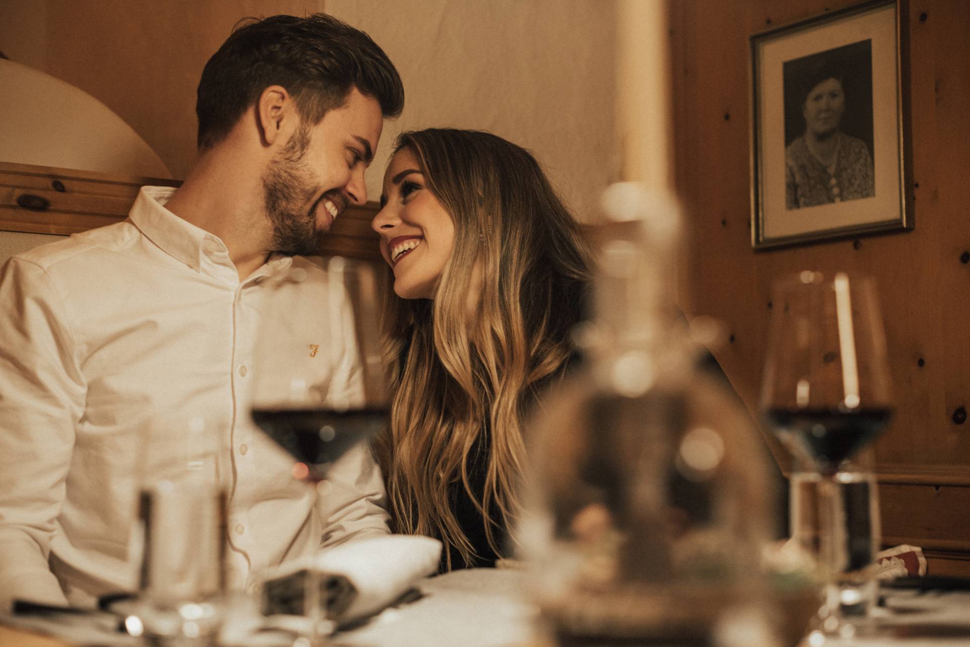 Hotel für Geniesser - Paar genießt romantisches Dinner im Hotel das Rübezahl