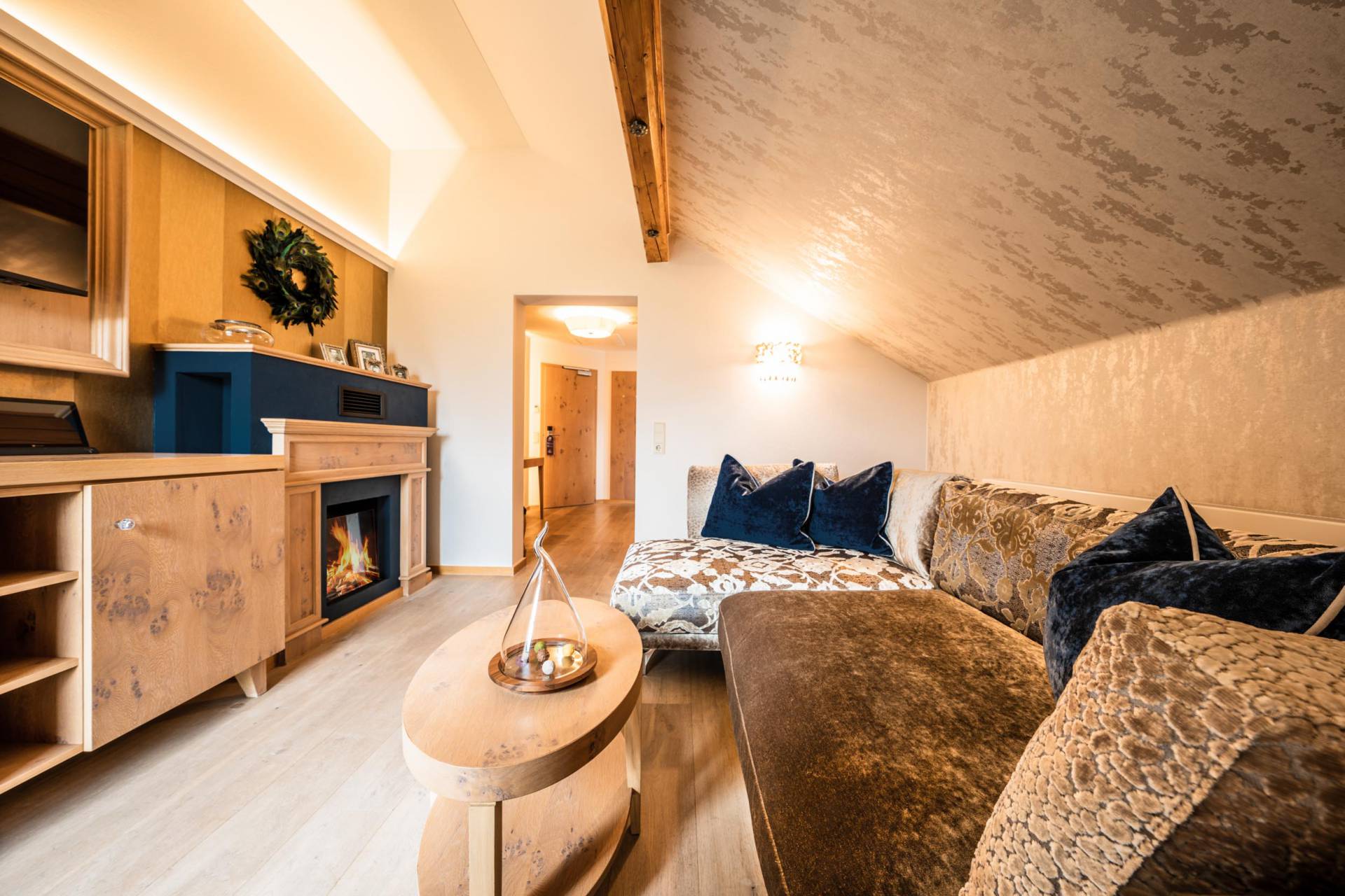 Gemütliches Hotelzimmer mit Holzelementen