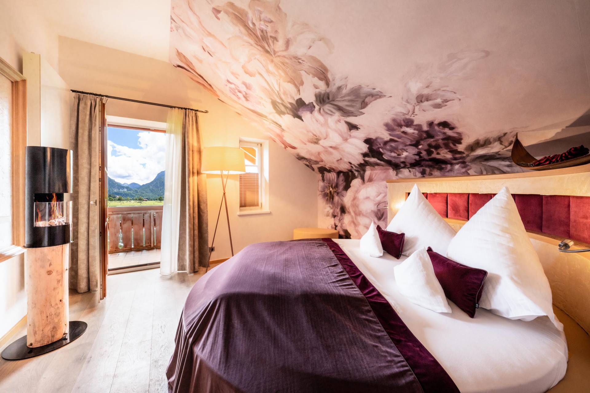 Romantisches Zimmer mit Kamin und Blick auf Schloss Neuschwanstein im Allgäu