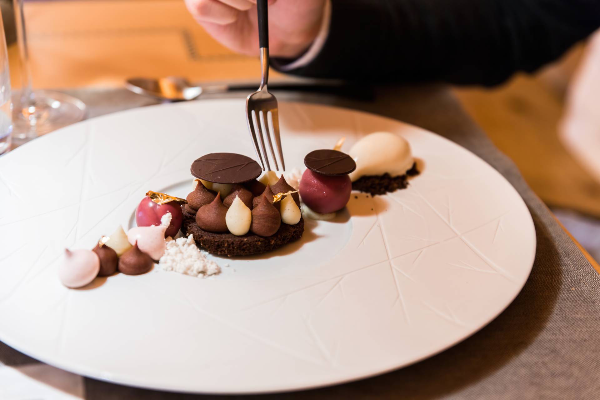 Hotel für Geniesser - Paar genießt romantisches Dinner im Hotel das Rübezahl