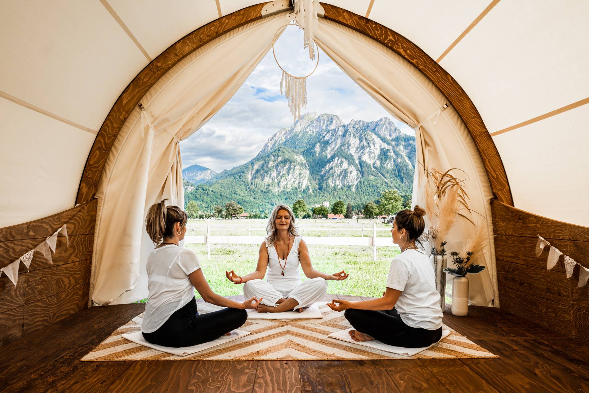 Yoga Retreat im Allgäu - Frauen beim Meditieren in Zelt