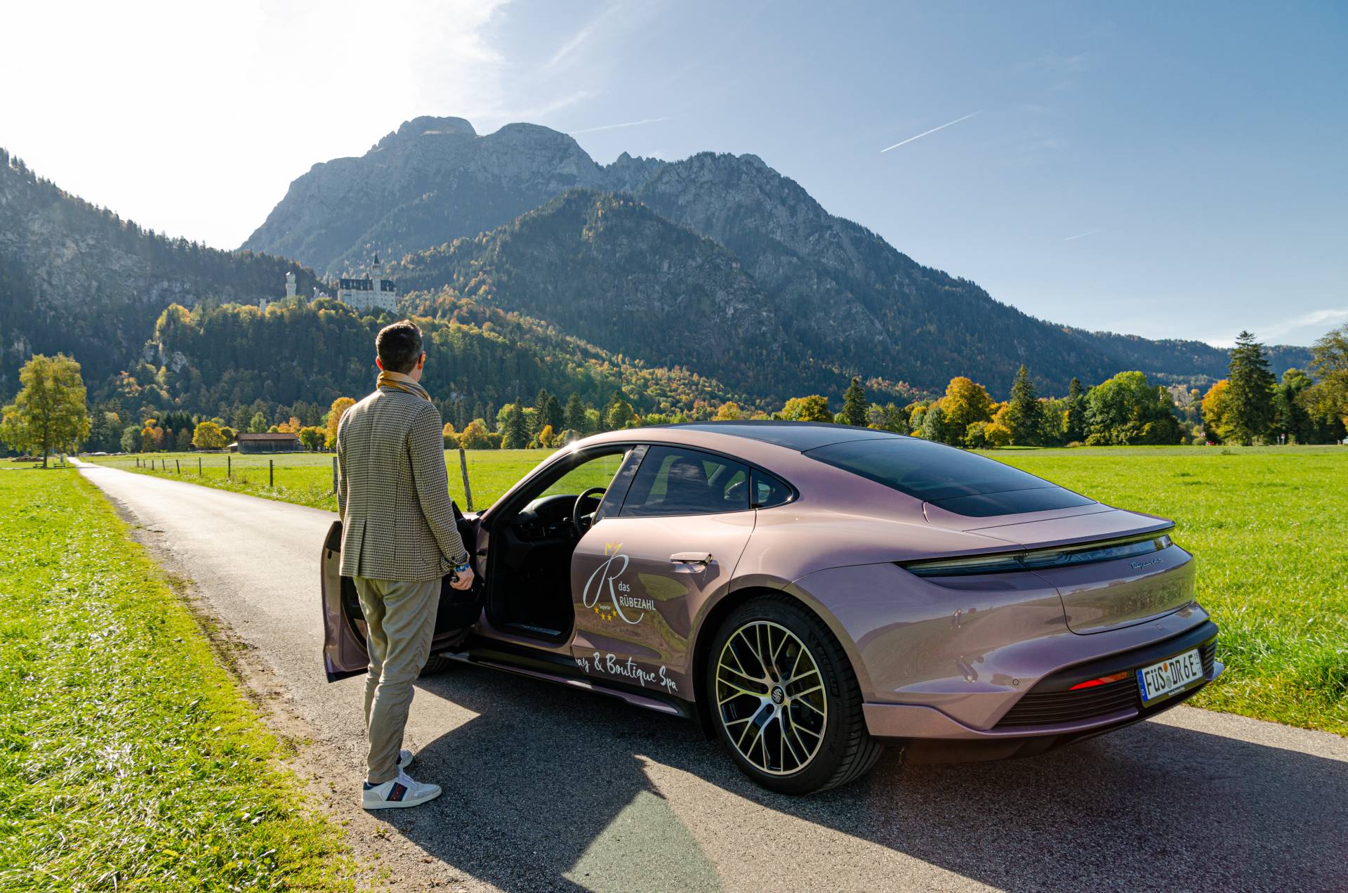 Zeit zu zweit im Luxushotel - Paar genießt Auszeit in einer Luxus Suite nahe Füssen