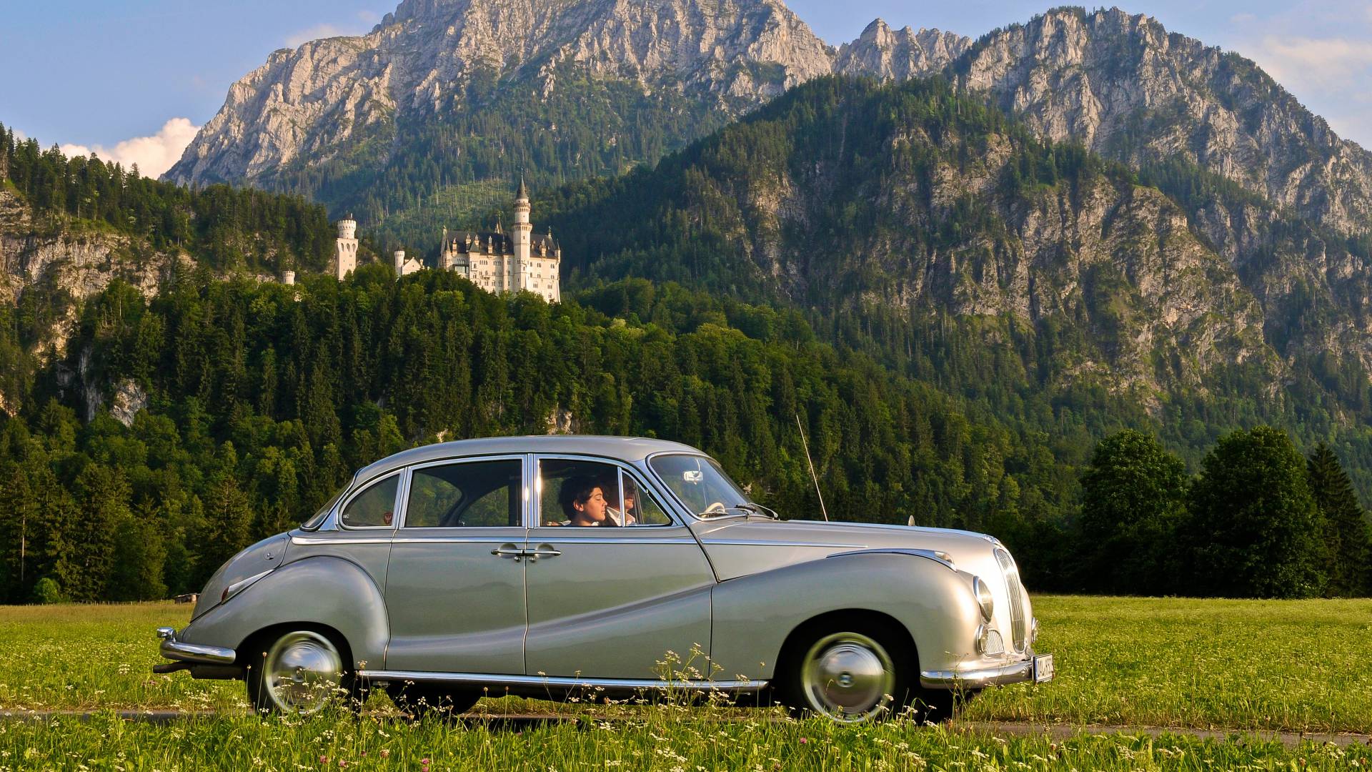 Schloss Neuschwanstein Oldtimer-Fahrt im Sommer