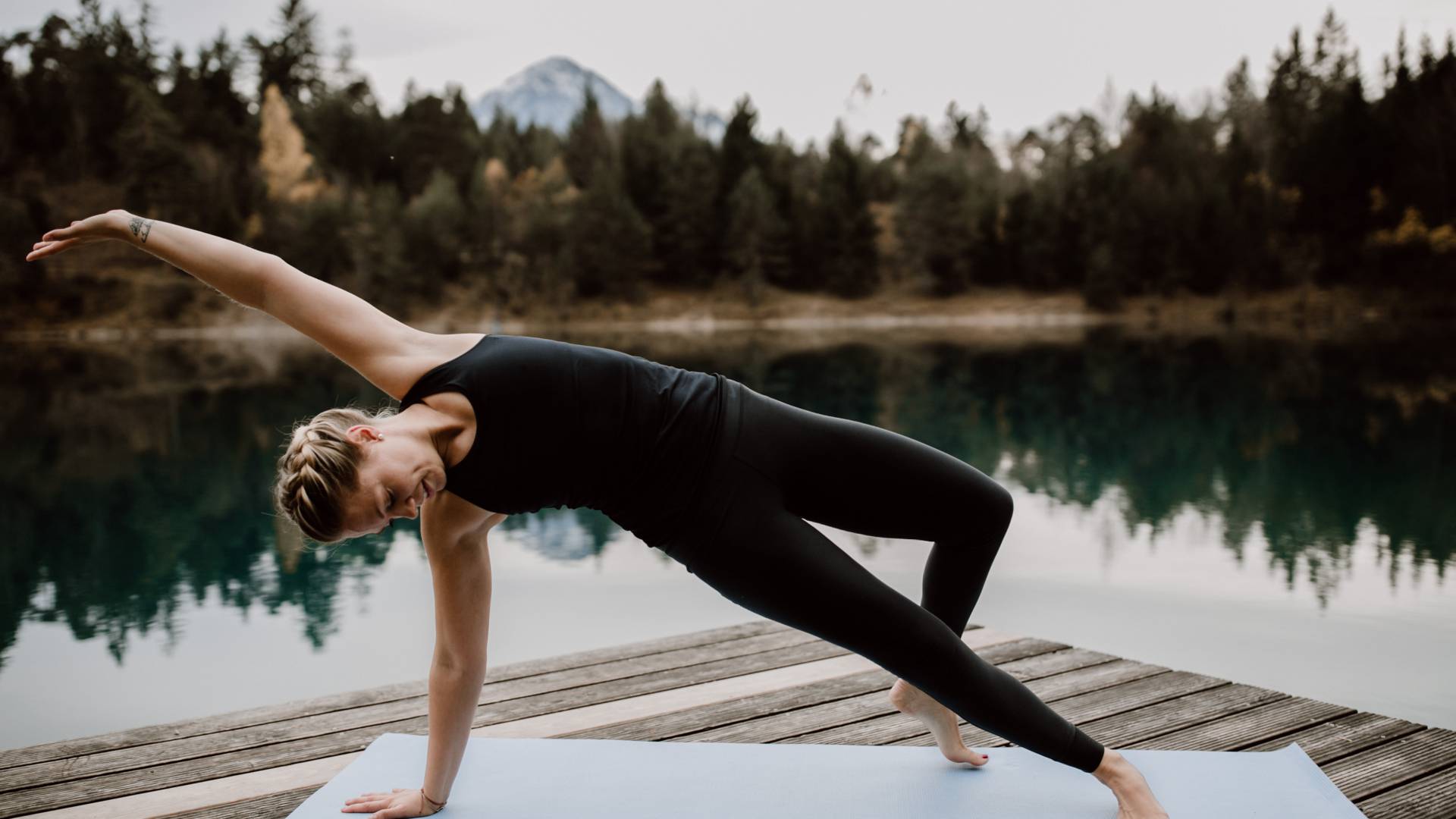 Yoga Retreat bei Füssen - Frau macht Yoga am See