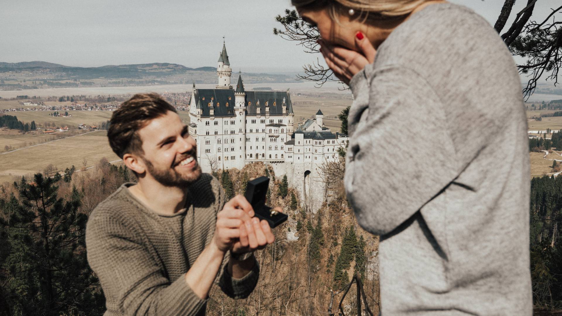 Mann macht Frau Antrag am Schloss Neuschwanstein