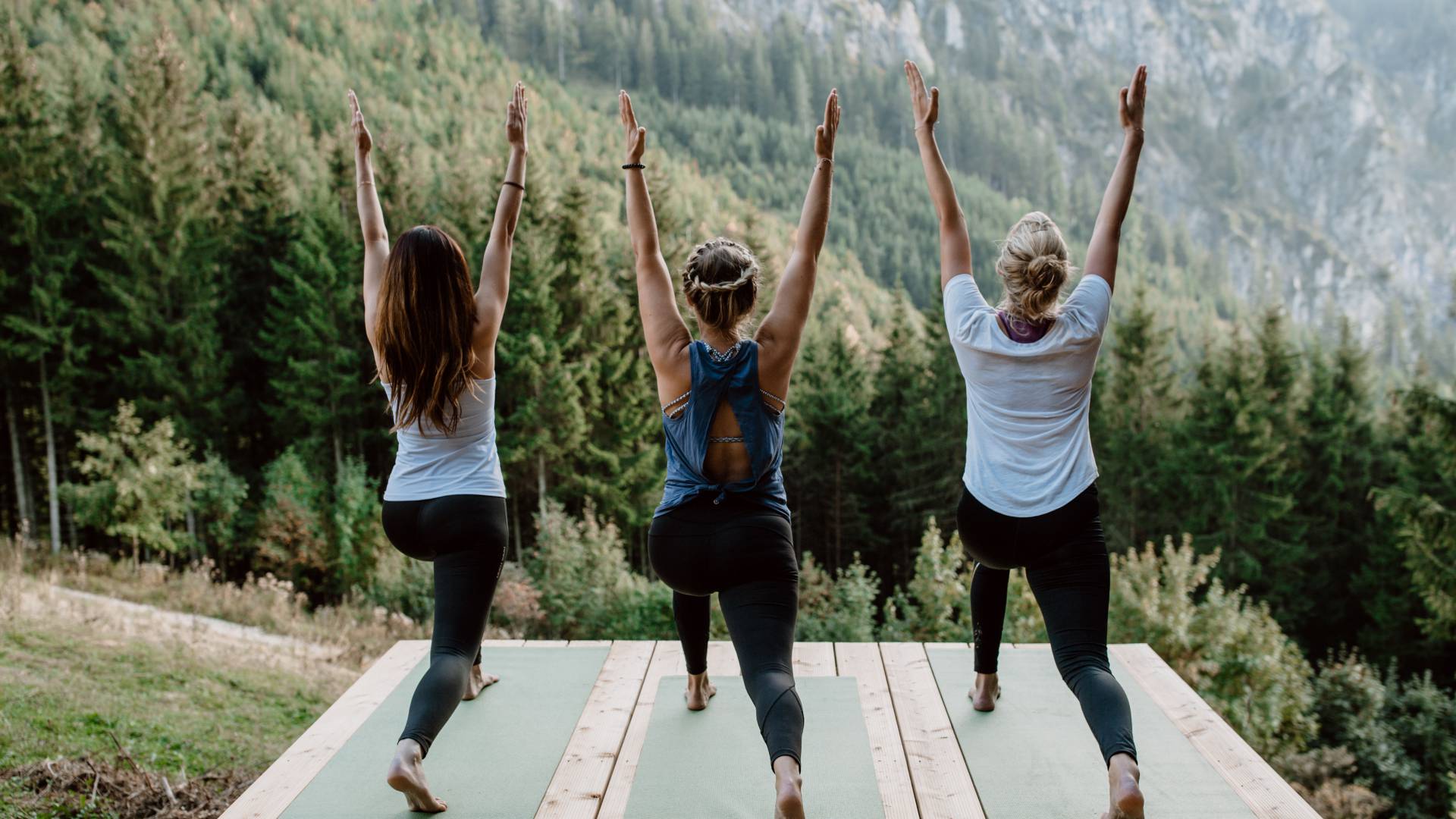 Frauen machen Yoga im Wald