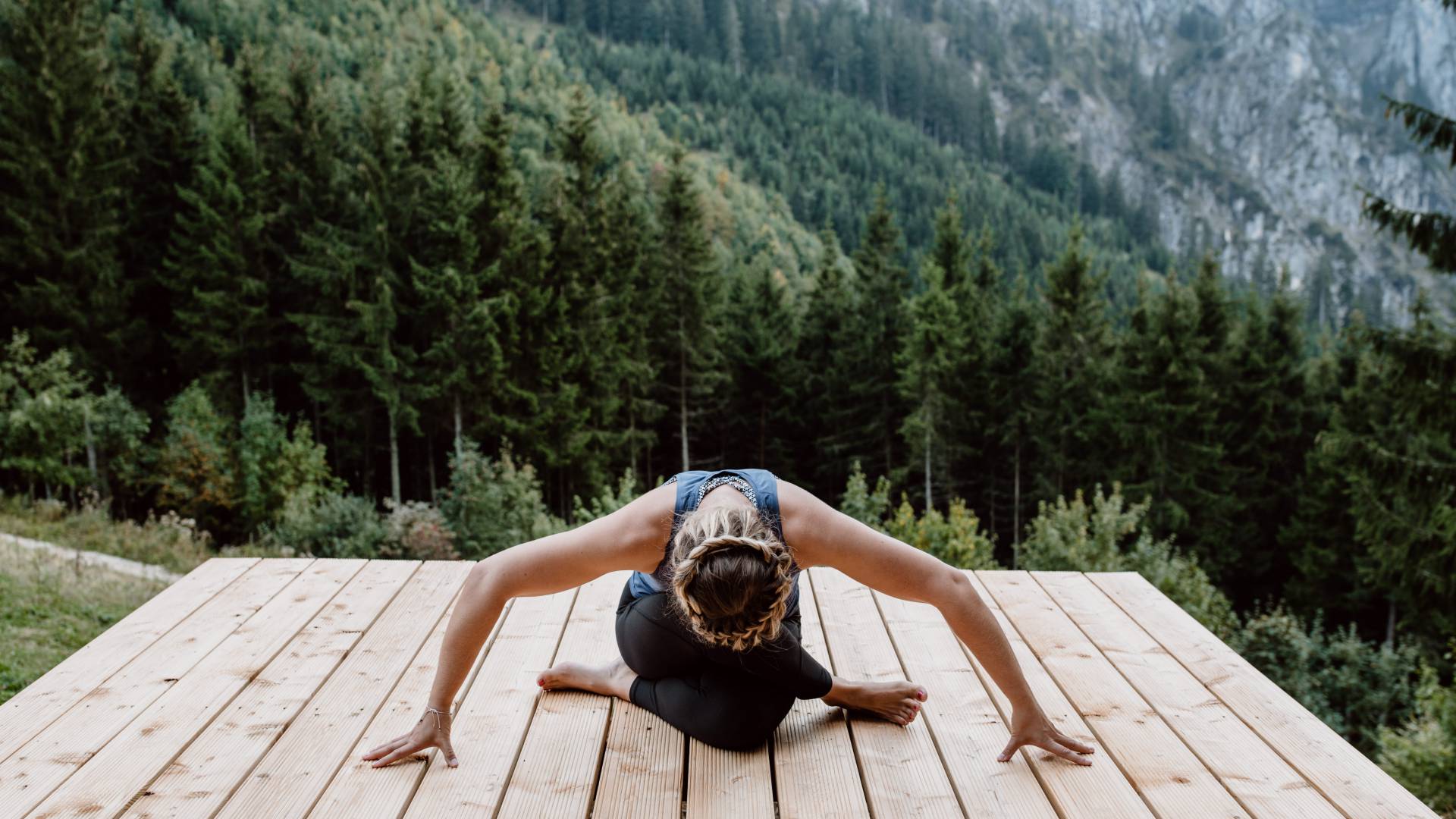 Frau macht gebeugte Yoga Pose