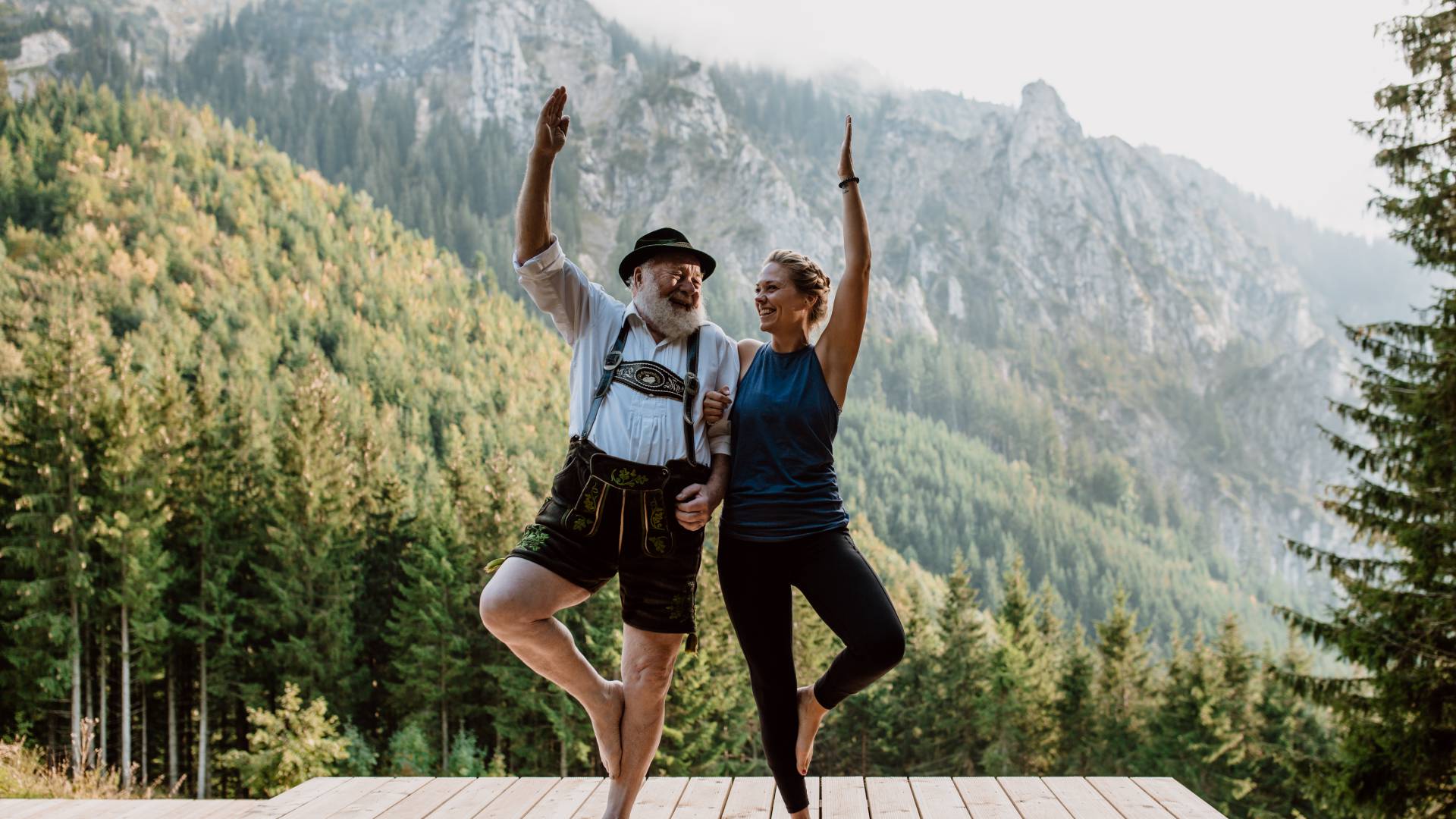 Yoga Retreat am Tegelberg - Personen machen Yoga in Tracht