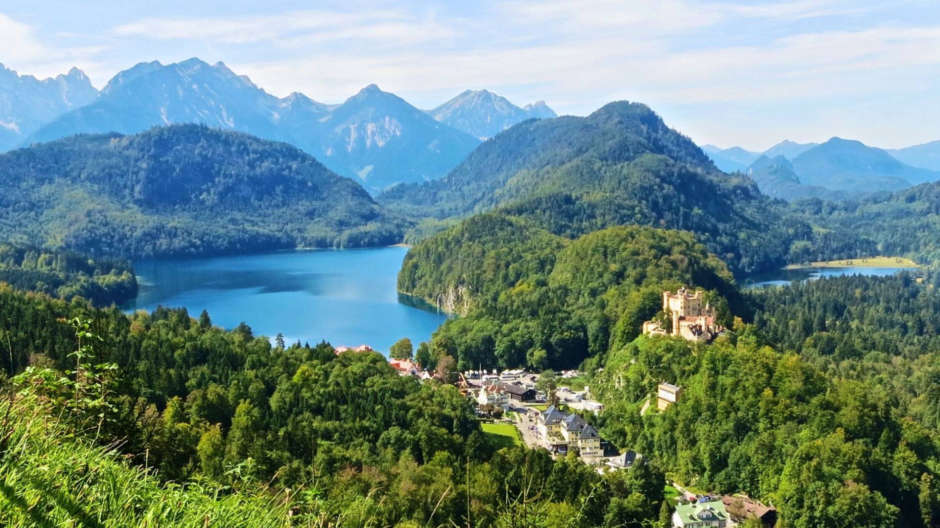 Talblick auf Seen und Schlösser im Allgäu