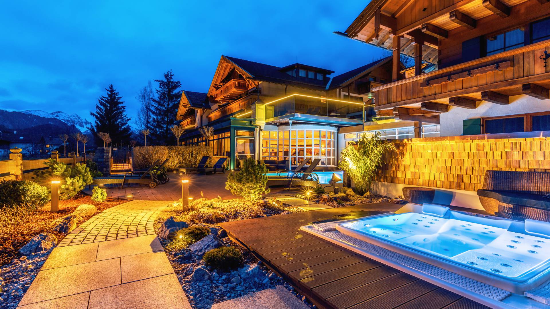 Außen Whirlpool bei Nacht Hotel das Rübezahl