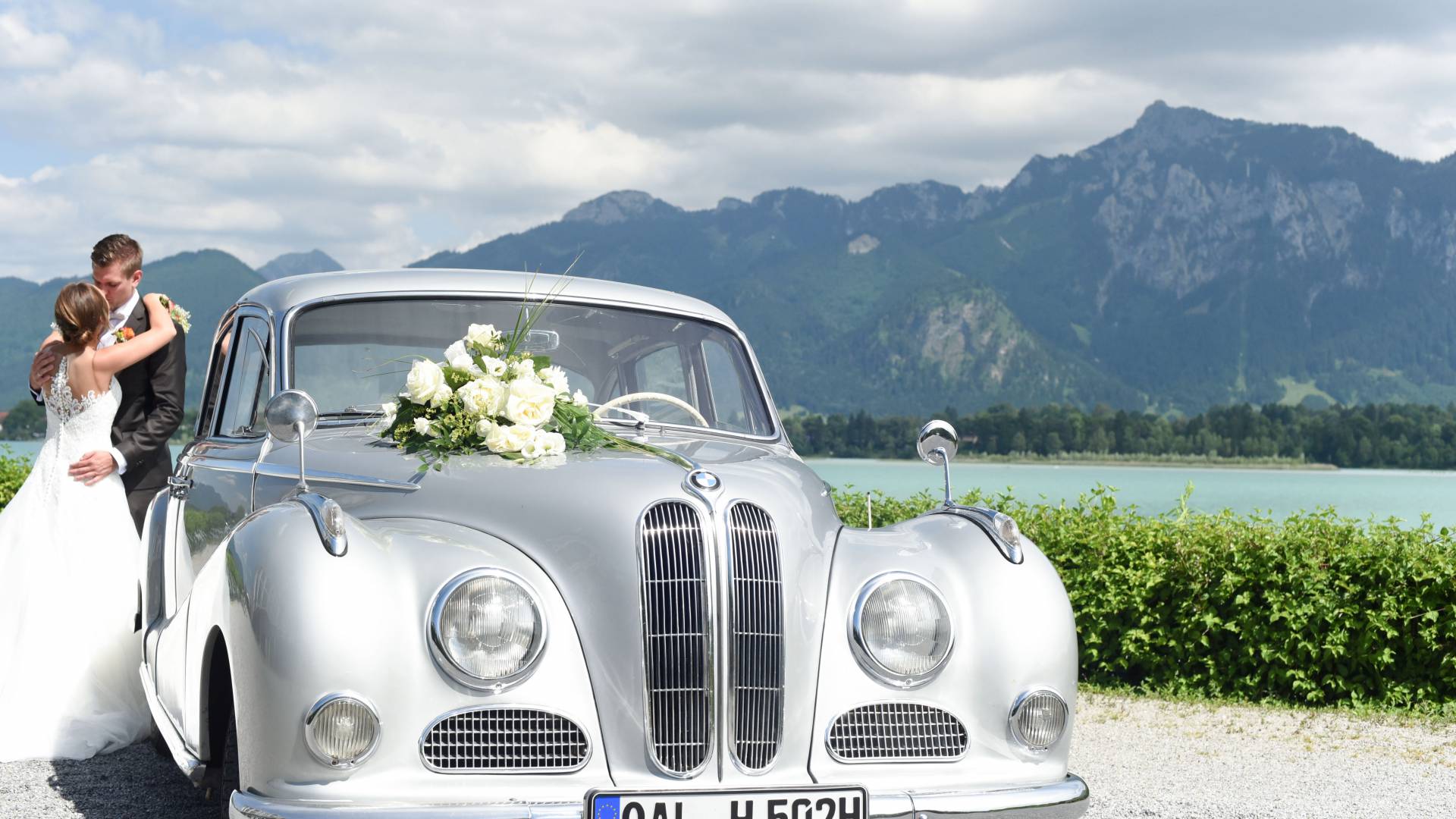 Hochzeitspaar mit Oldtimer vor Bergsee