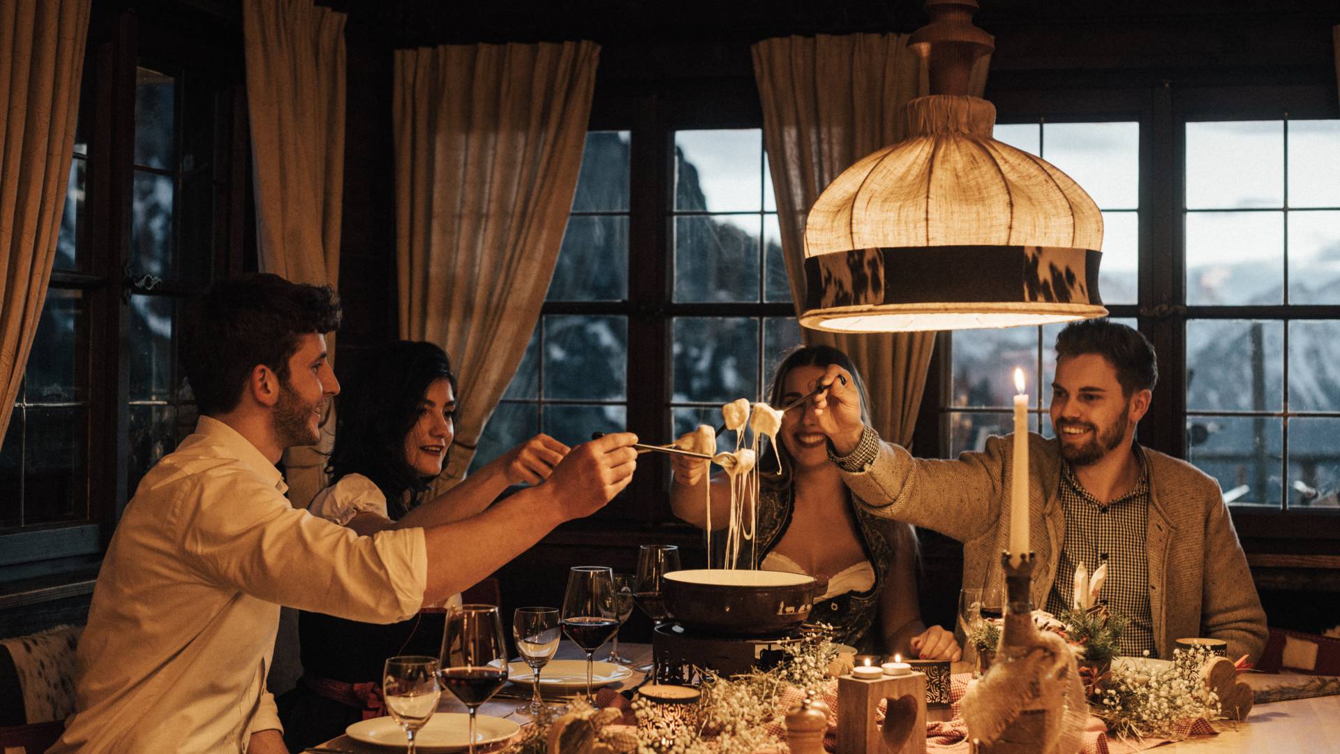 Fondue Abend mit Freunden auf der Berghütte am Tegelberg