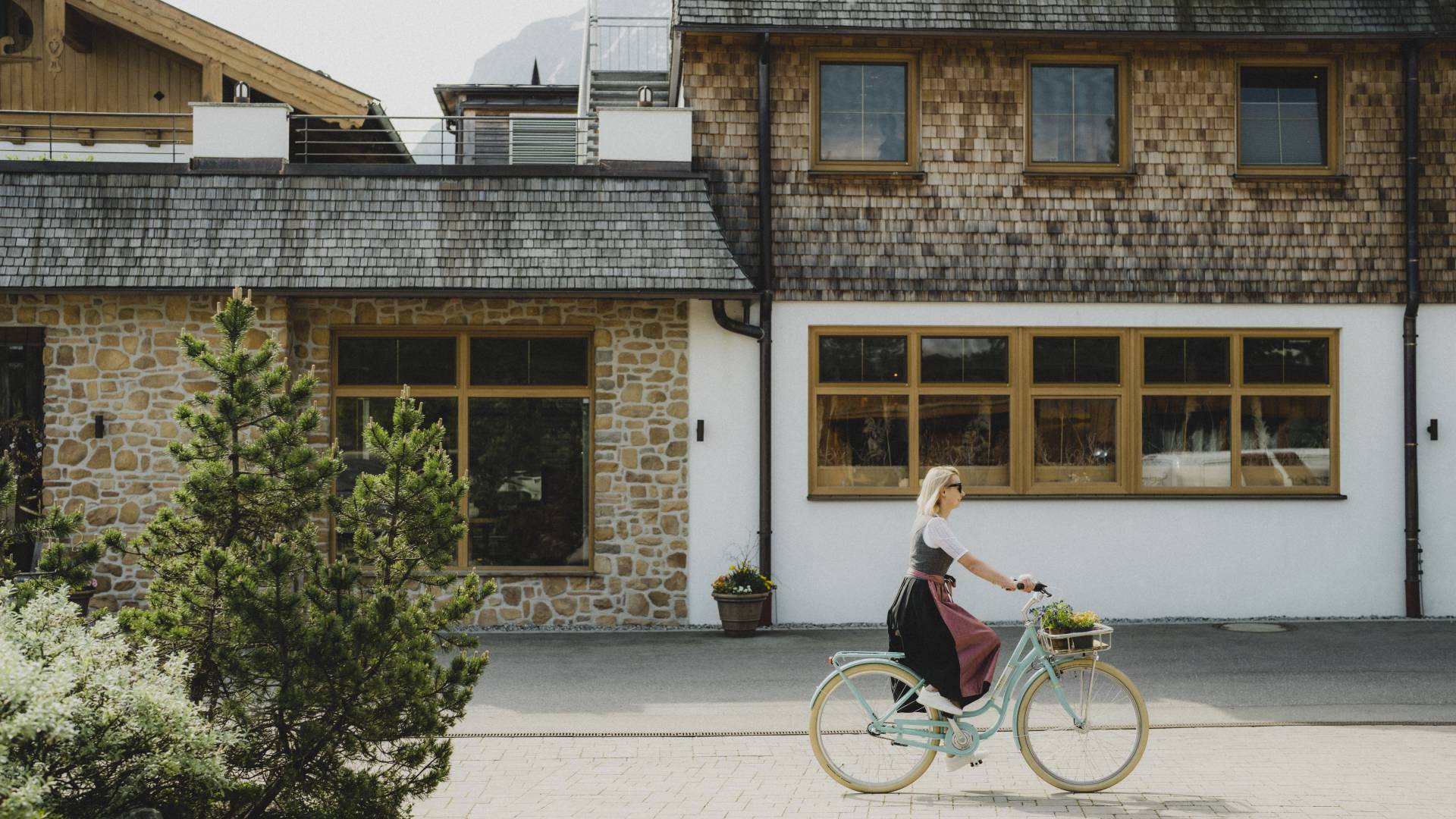 Frau fährt Fahrrad in der Region Schwangau